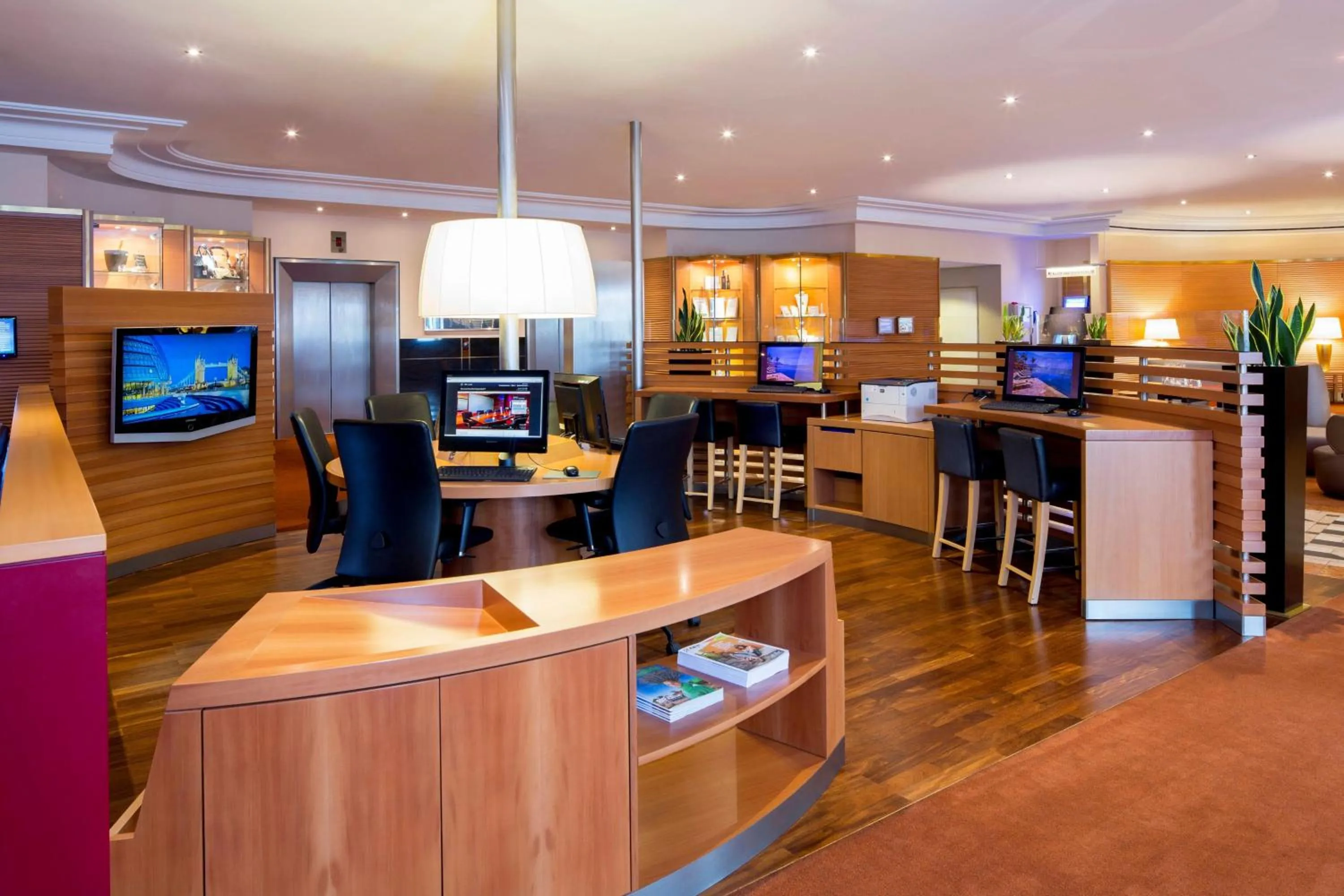 Lobby or reception in Sheraton Duesseldorf Airport Hotel