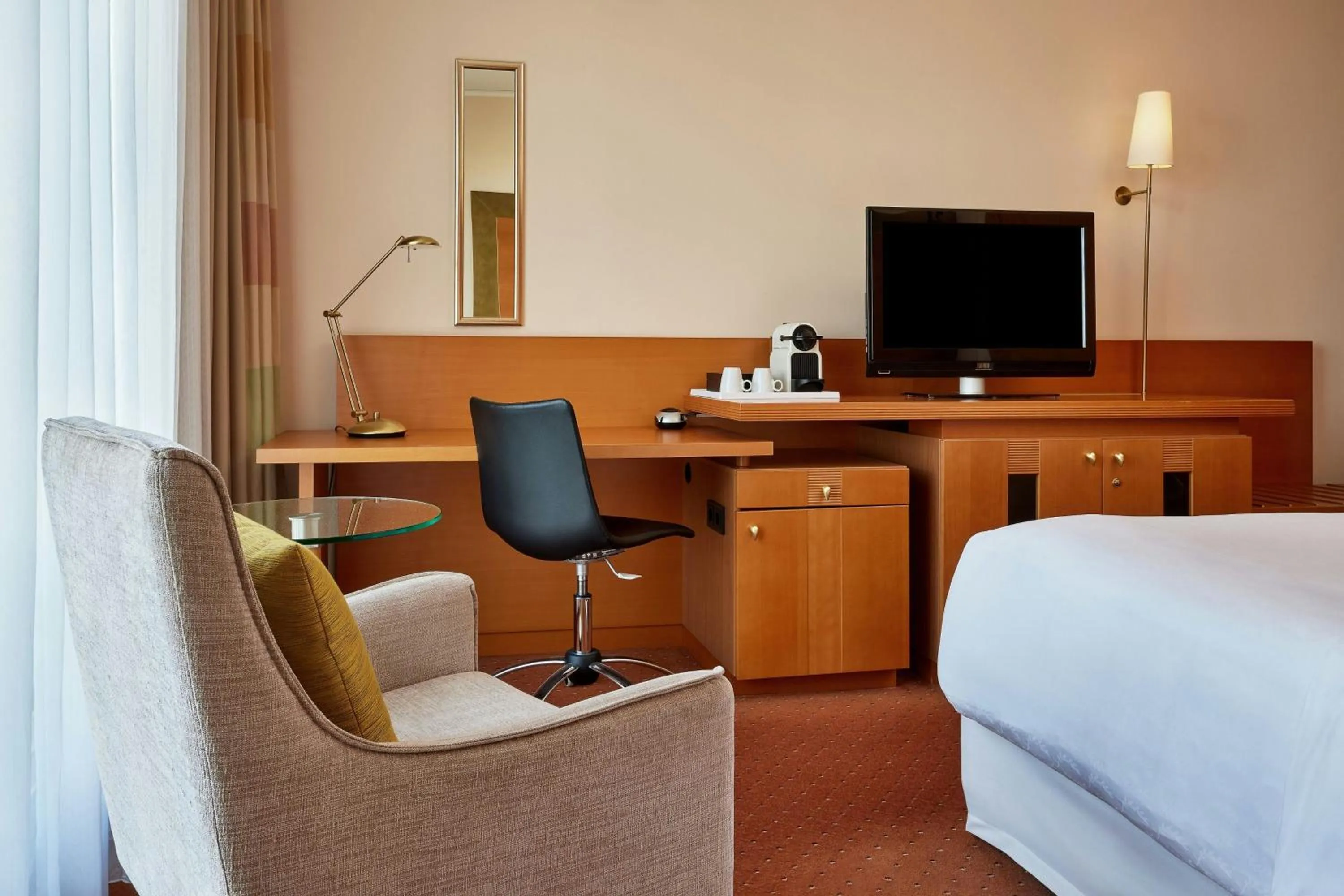 Photo of the whole room, Bed in Sheraton Duesseldorf Airport Hotel