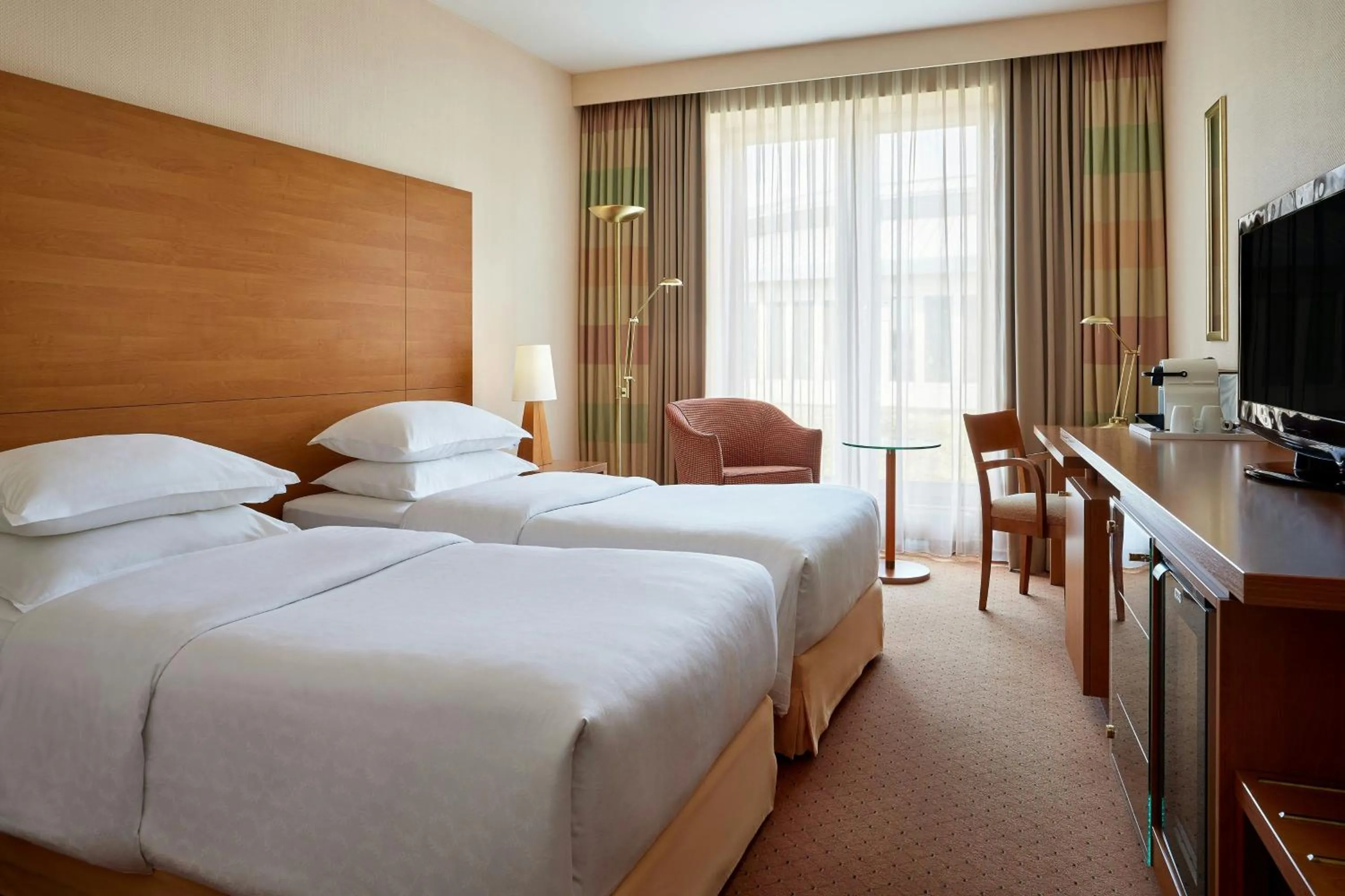 Photo of the whole room, Bed in Sheraton Duesseldorf Airport Hotel