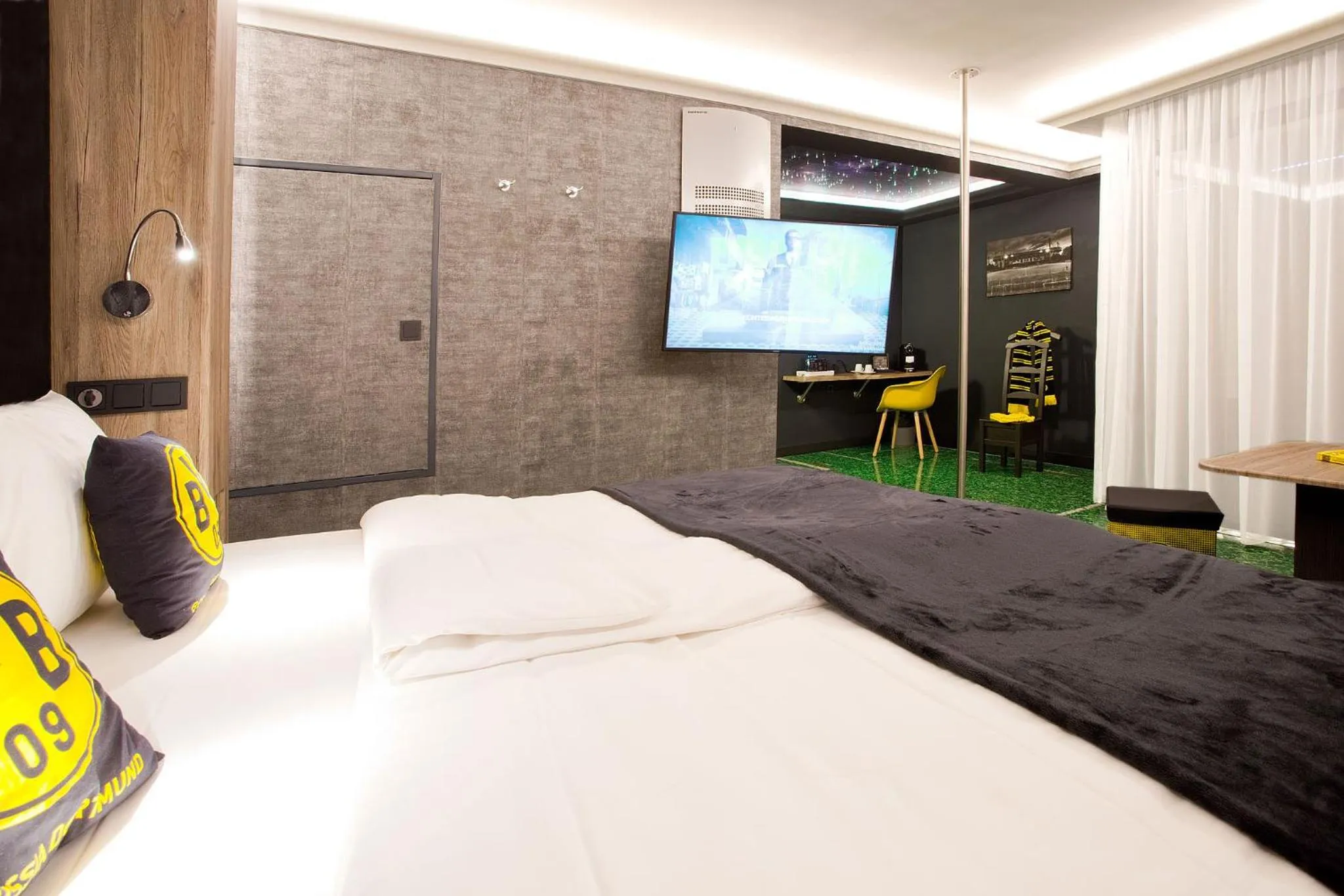 Photo of the whole room, Bed in PLAZA INN stays design Dortmund