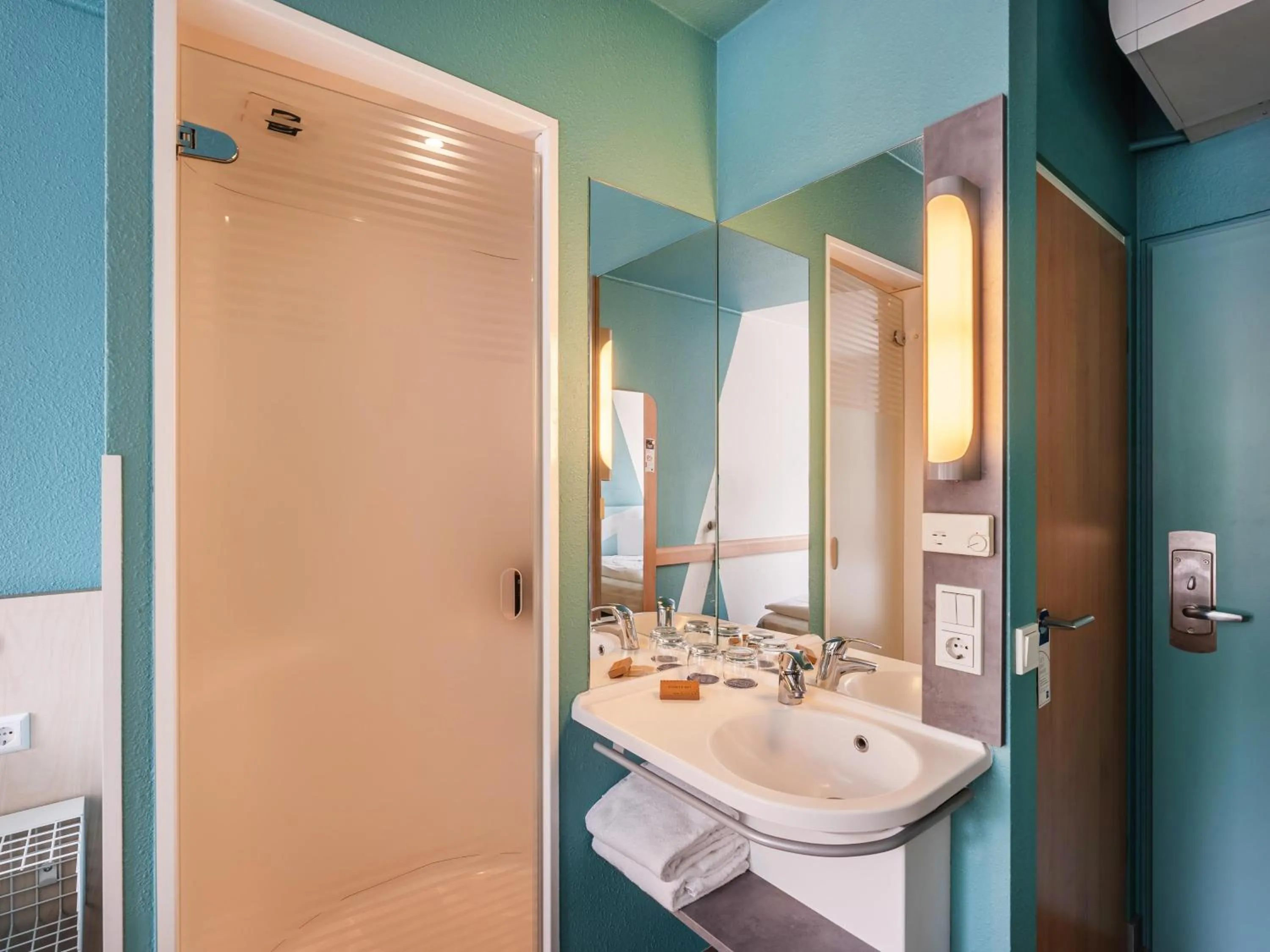 Shower in ibis budget Freiburg Sued