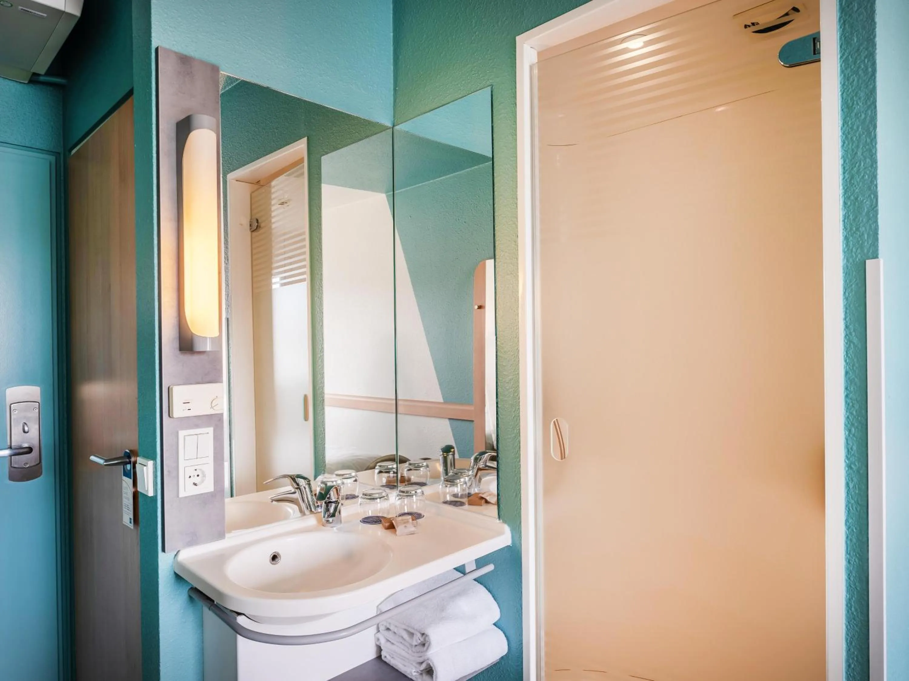 Shower in ibis budget Freiburg Sued