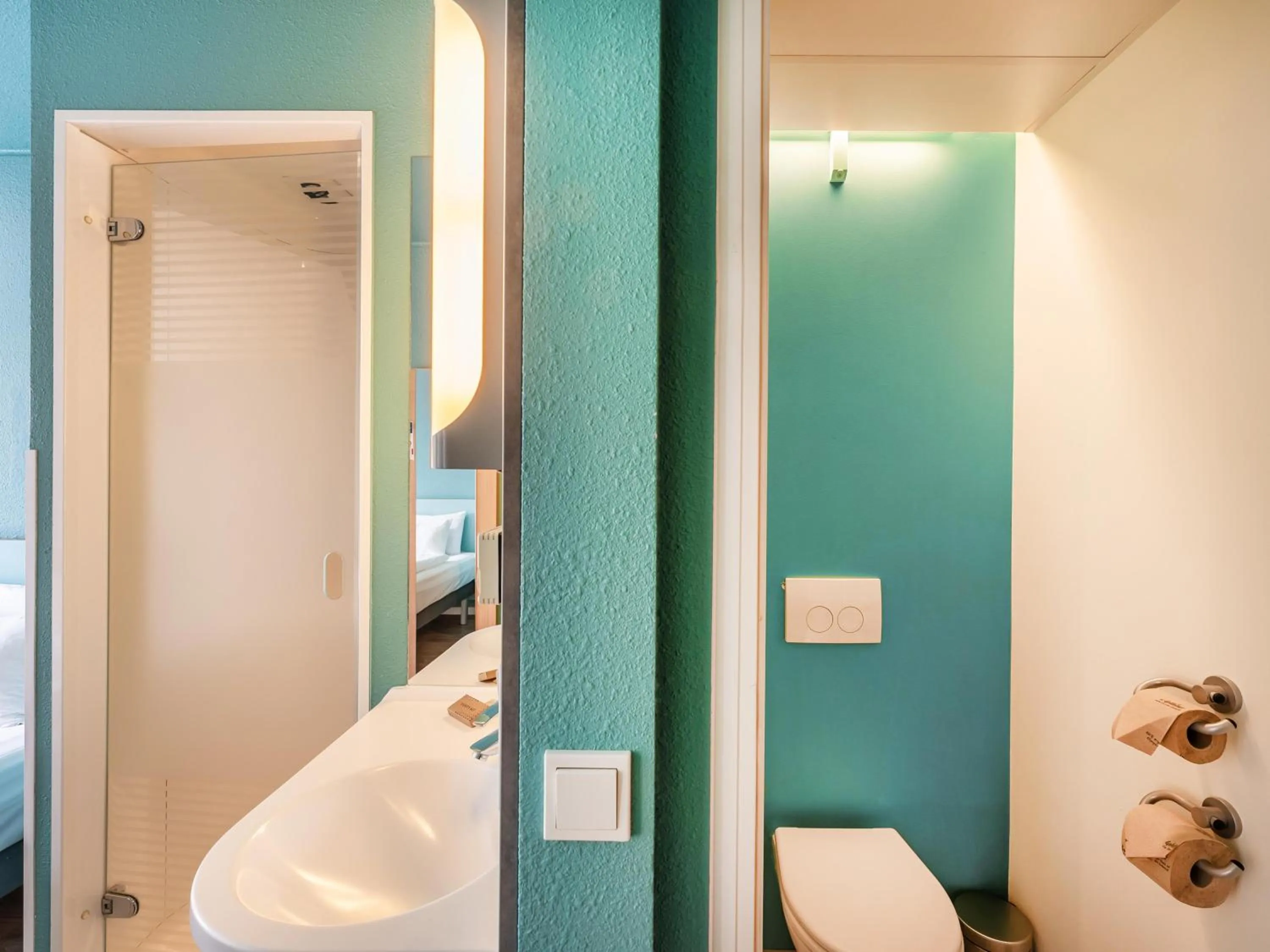 Shower in ibis budget Freiburg Sued