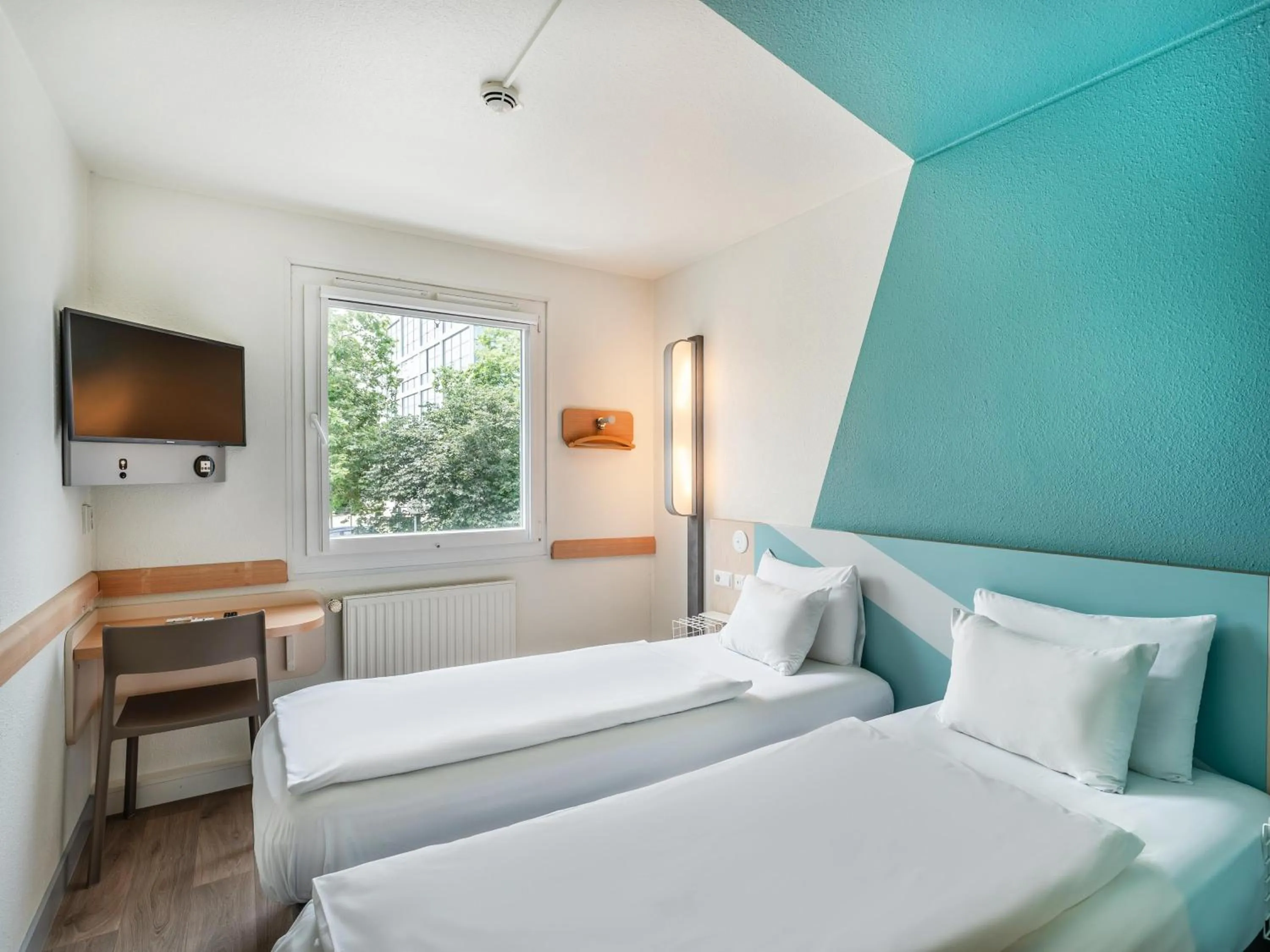 Photo of the whole room, Bed in ibis budget Freiburg Sued