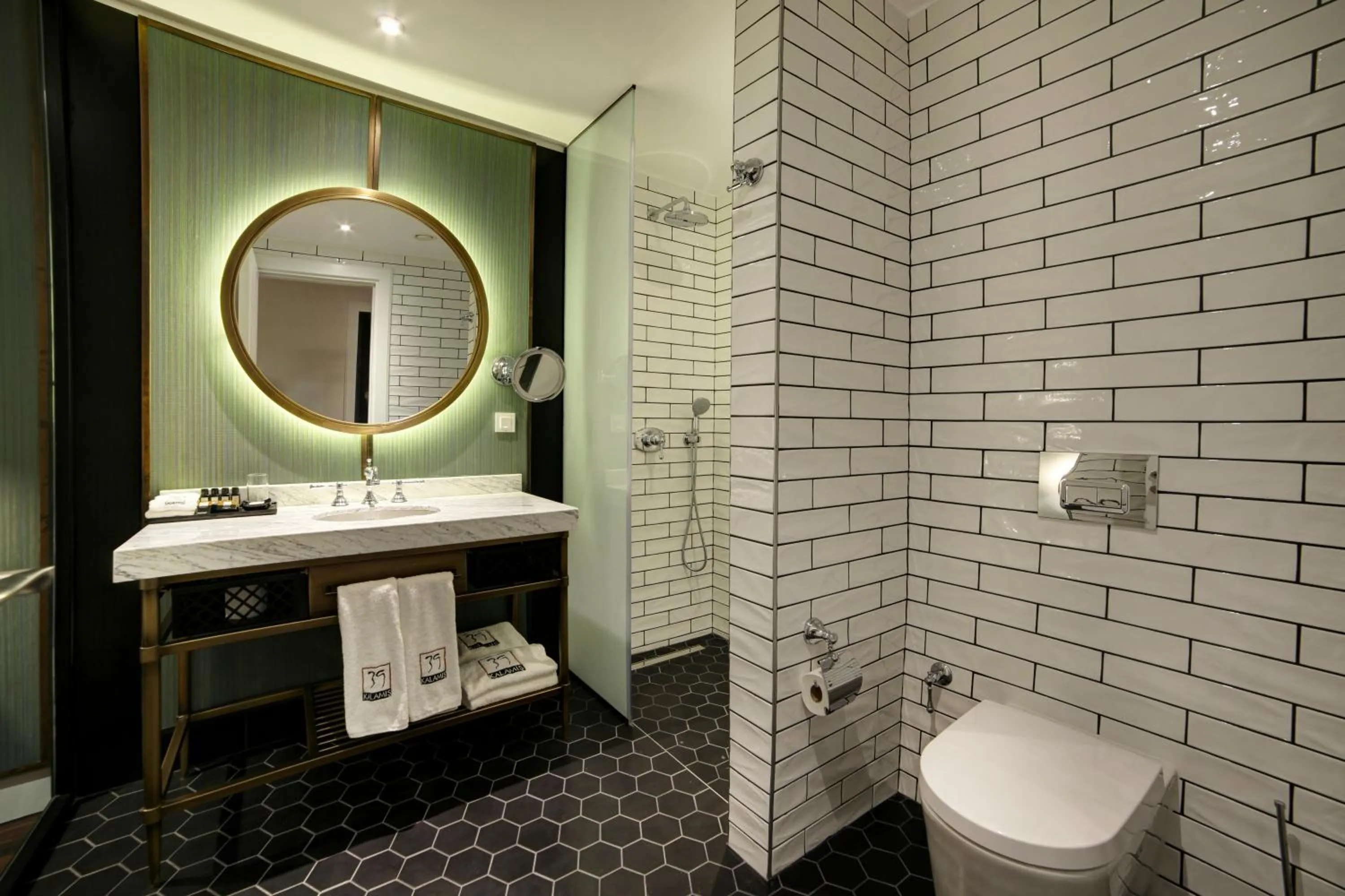 Shower in 39 Kalamış Marina Hotel & Restaurant