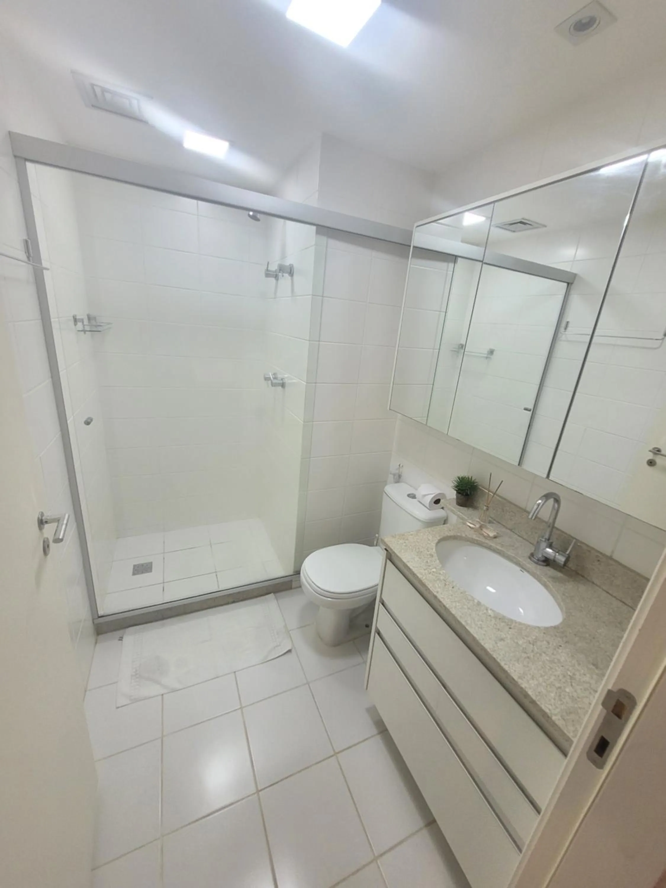 Bathroom in Flat Vision Executivo Premium By Rei dos Flats
