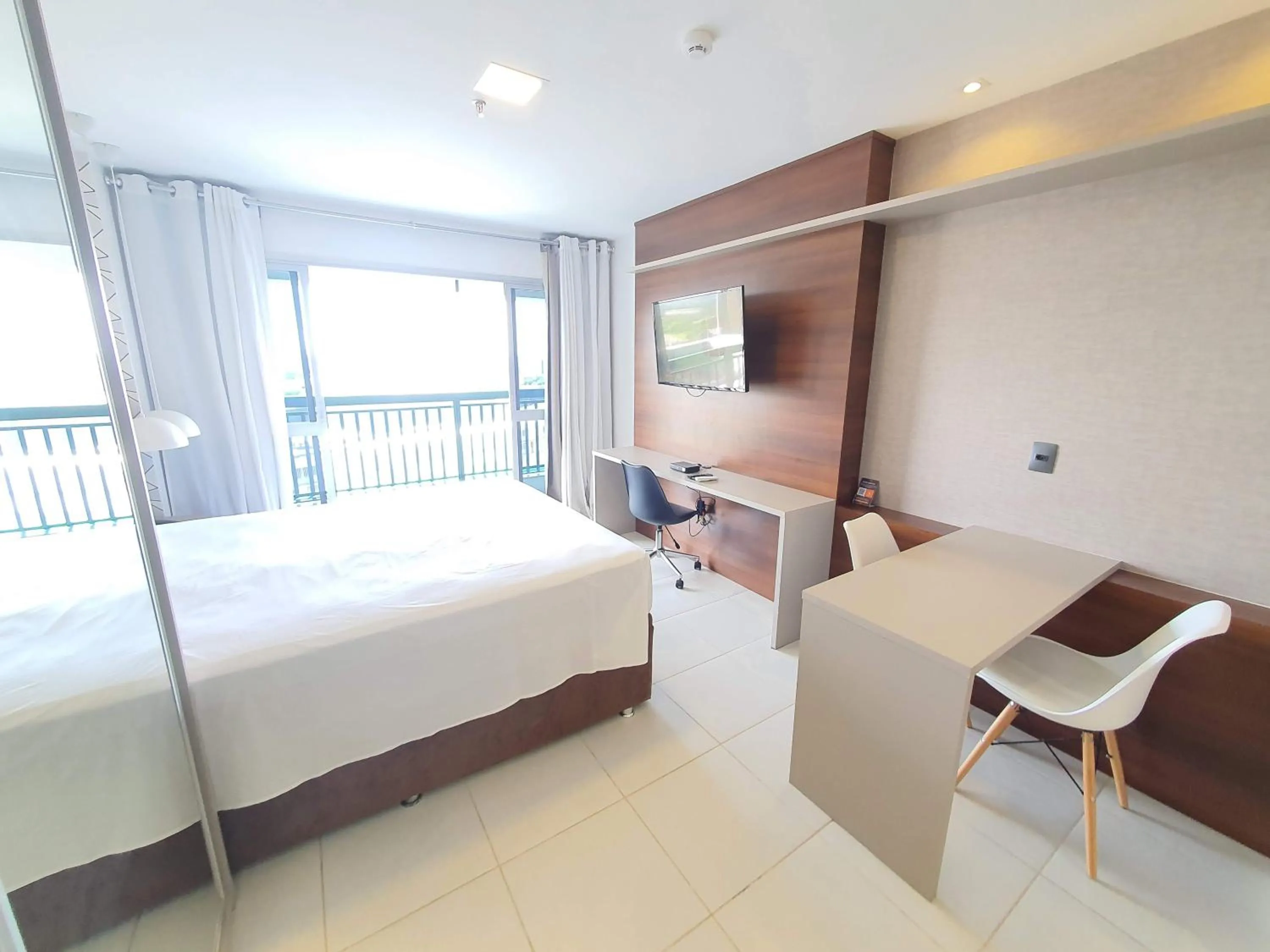 Bedroom, Bed in Flat Vision Executivo Premium By Rei dos Flats