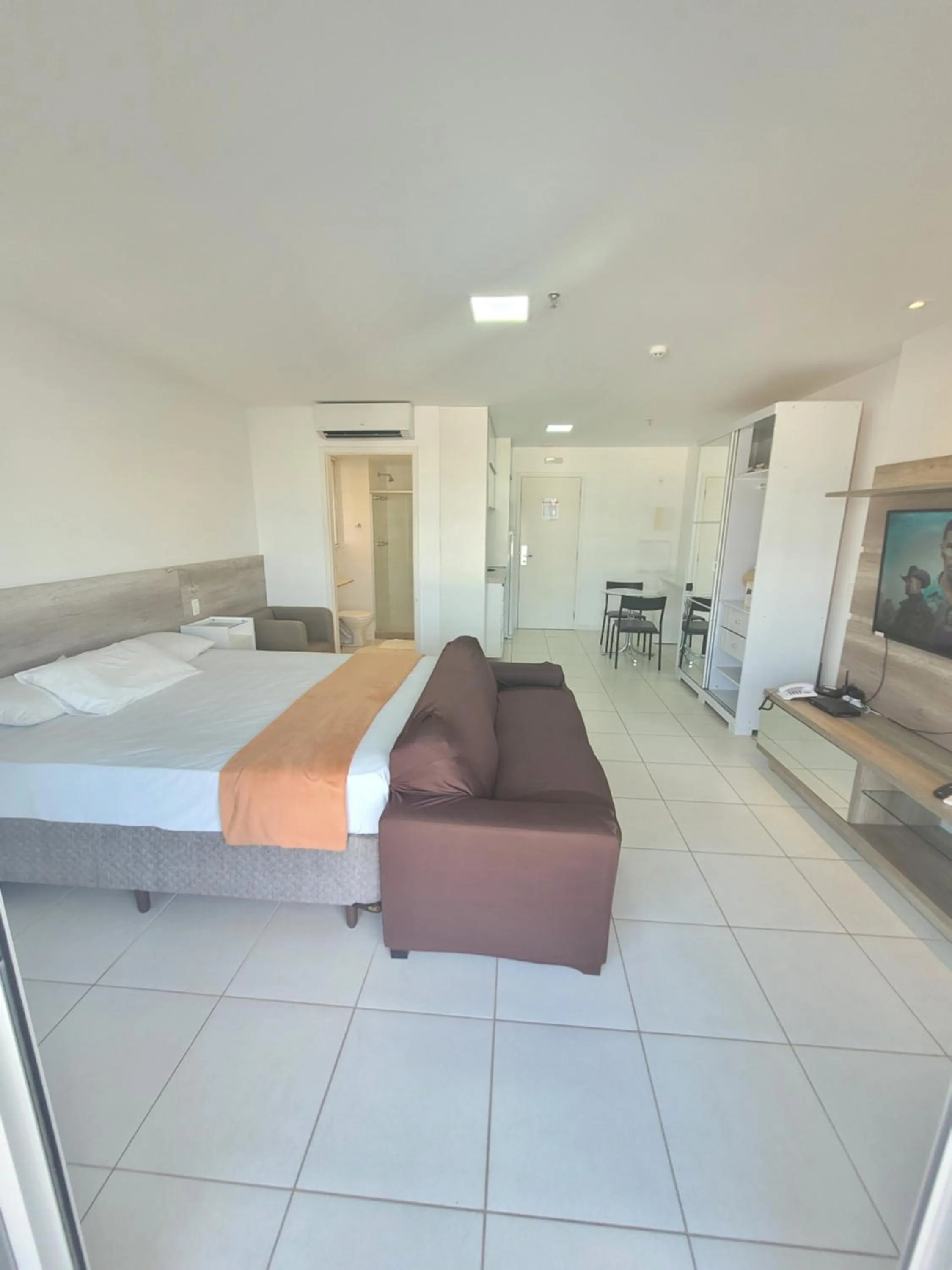 Seating area, Bed in Flat Vision Executivo Premium By Rei dos Flats