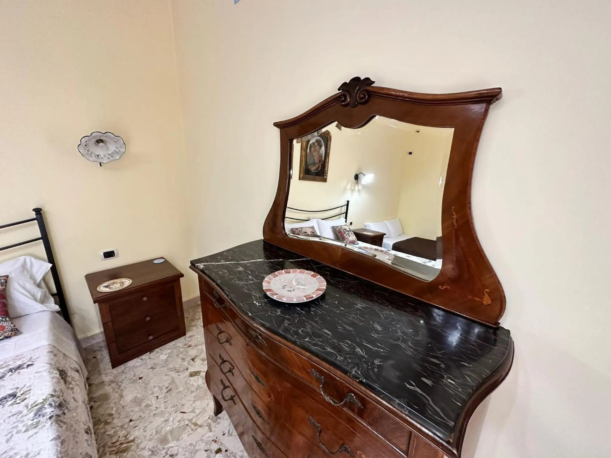 Decorative detail, Bed in B&B - Piazza Grande