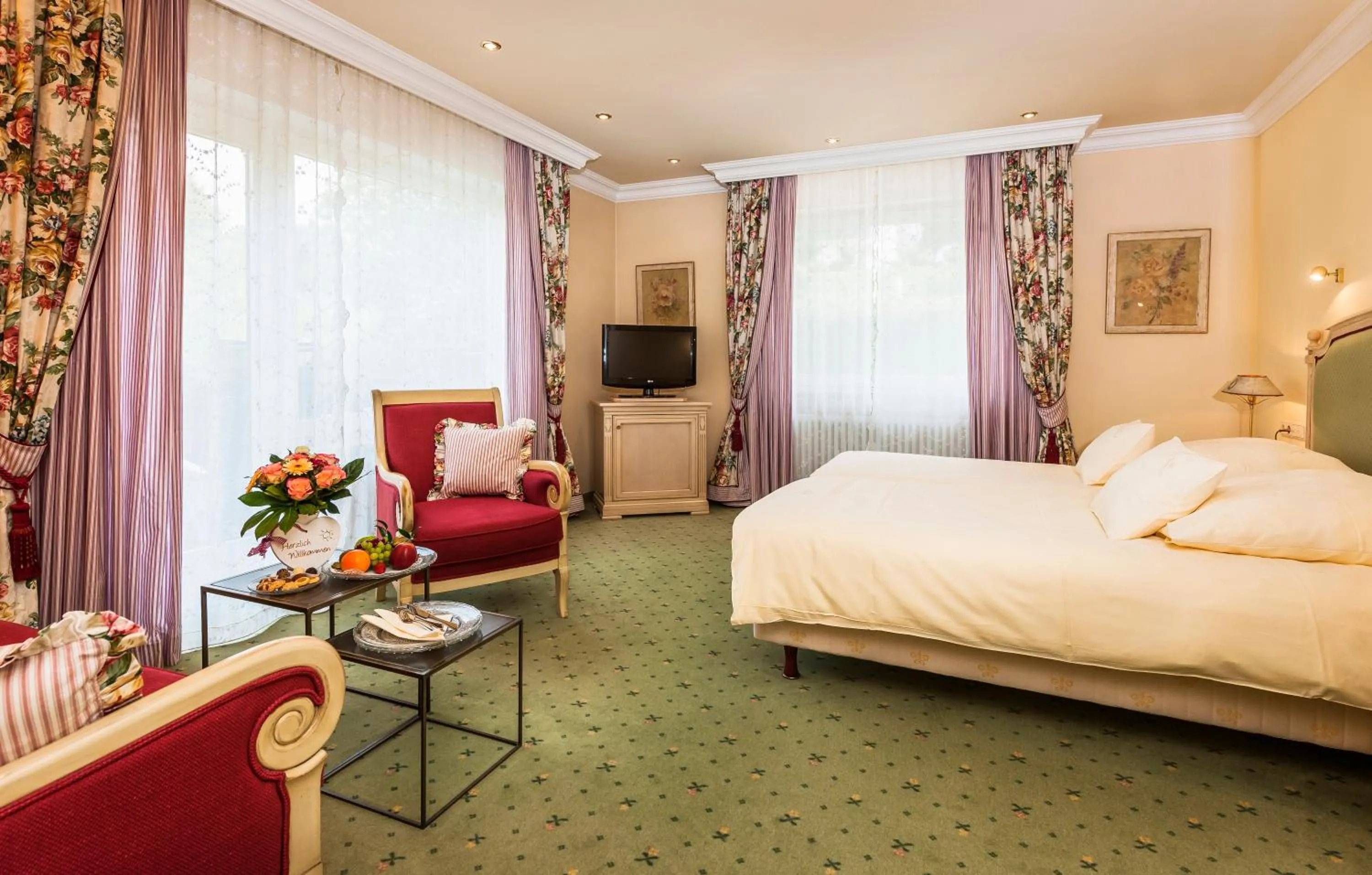 Property building, Bed in Relais & Châteaux Hotel Schwarzmatt