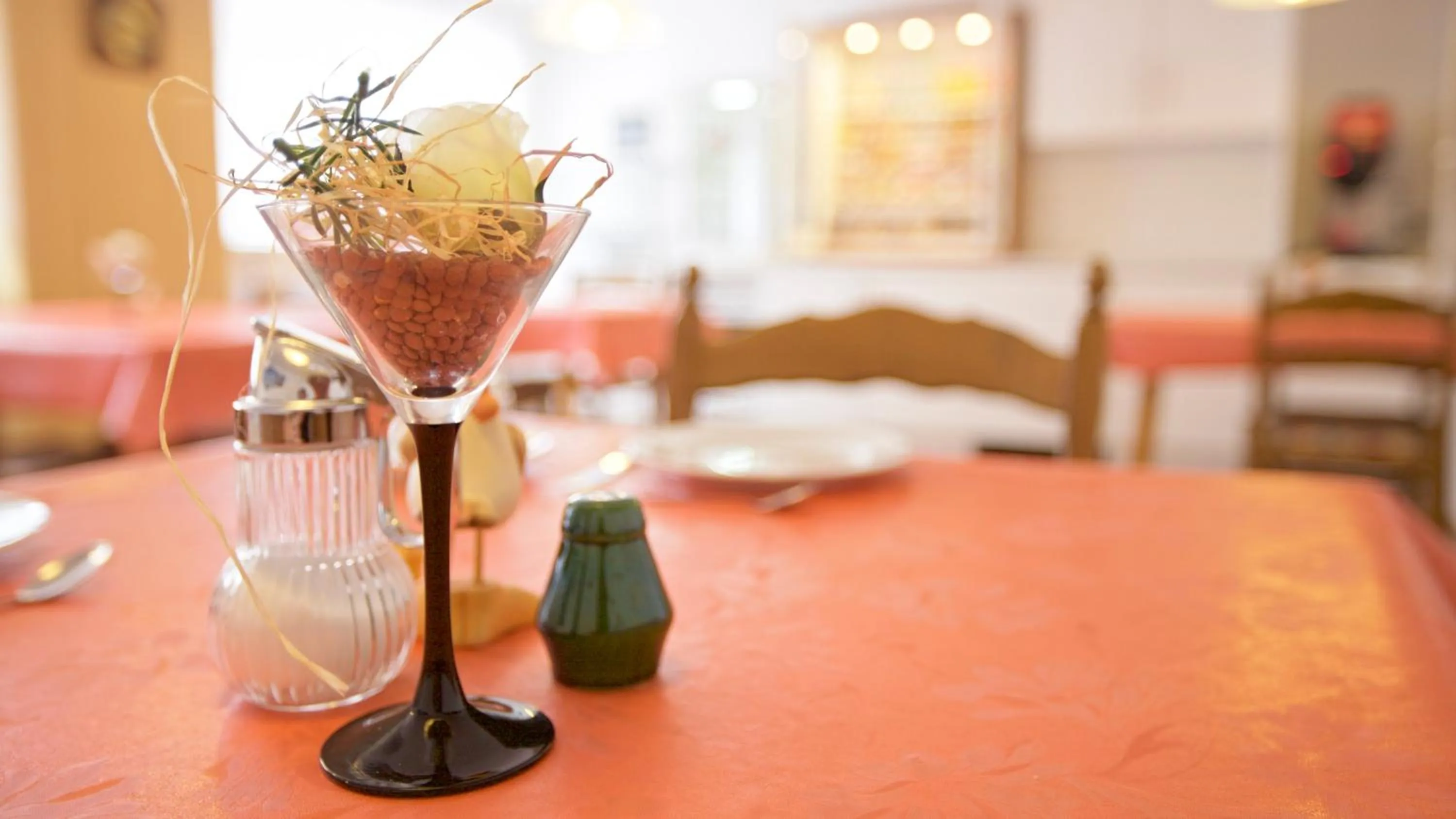 Dining area, Bed in Hotel Victoria