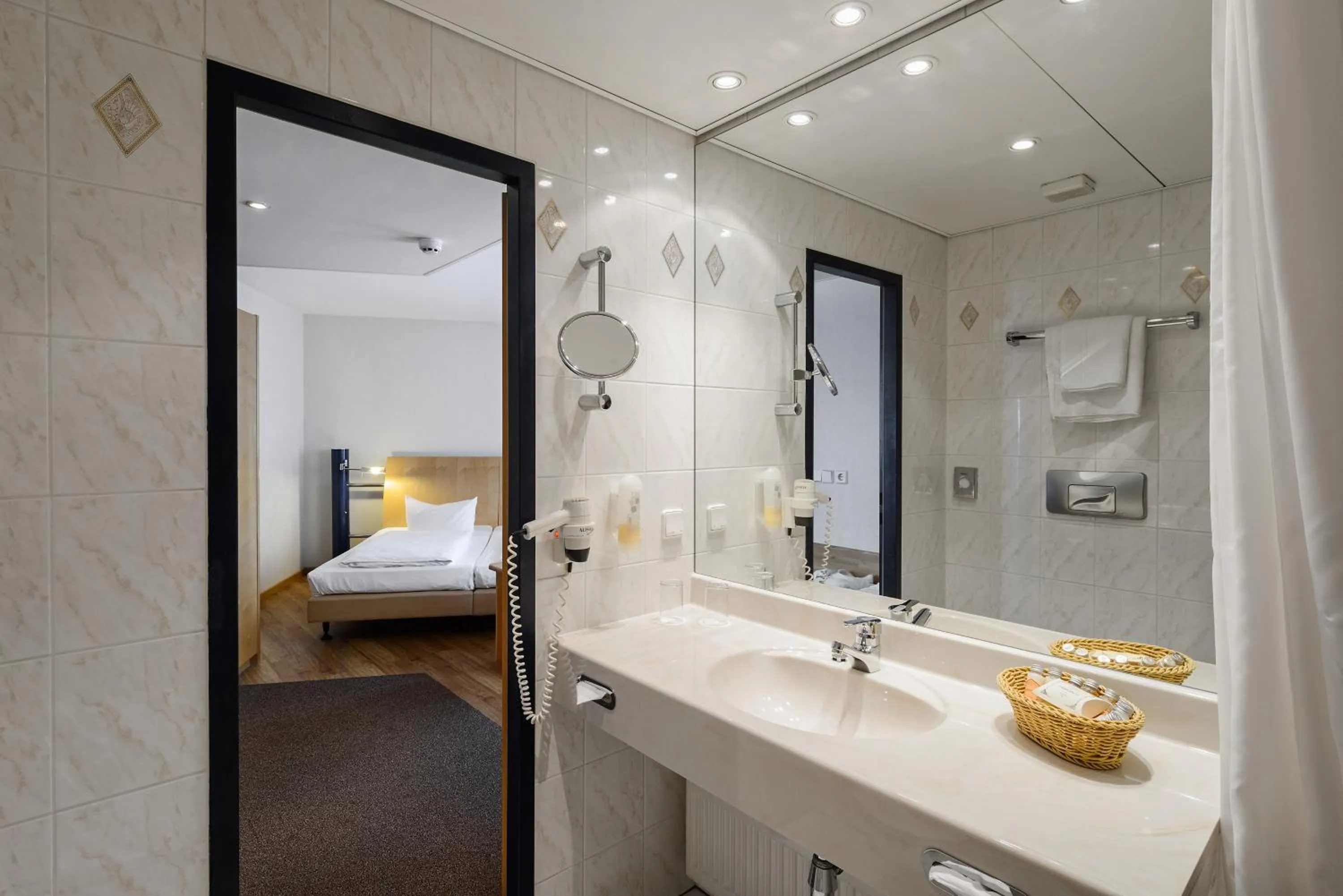 Bathroom, Bed in Amedia Dresden Elbpromenade, Trademark Collection by Wyndham