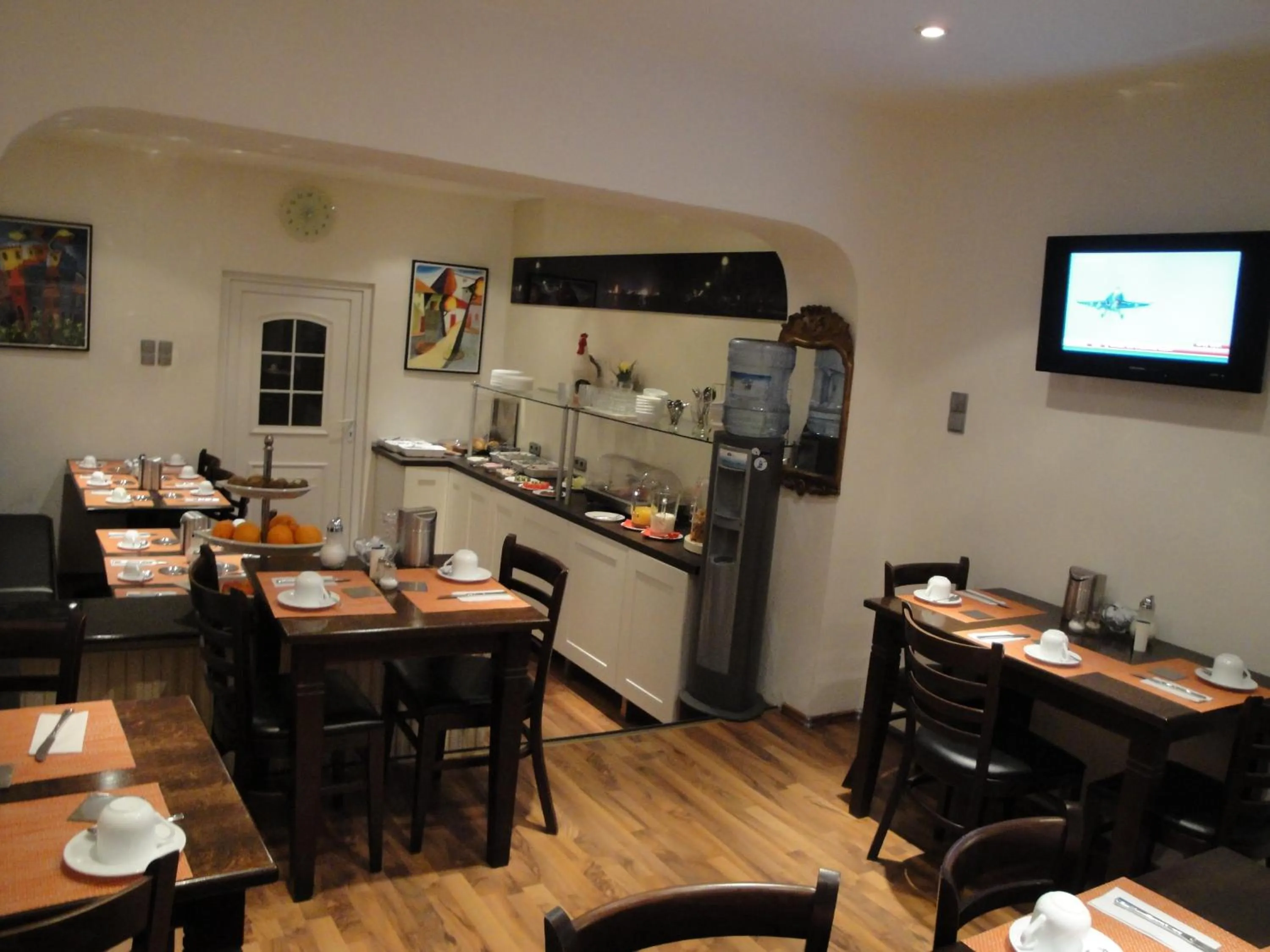 Restaurant/places to eat in Hotel Am Wehrhahn