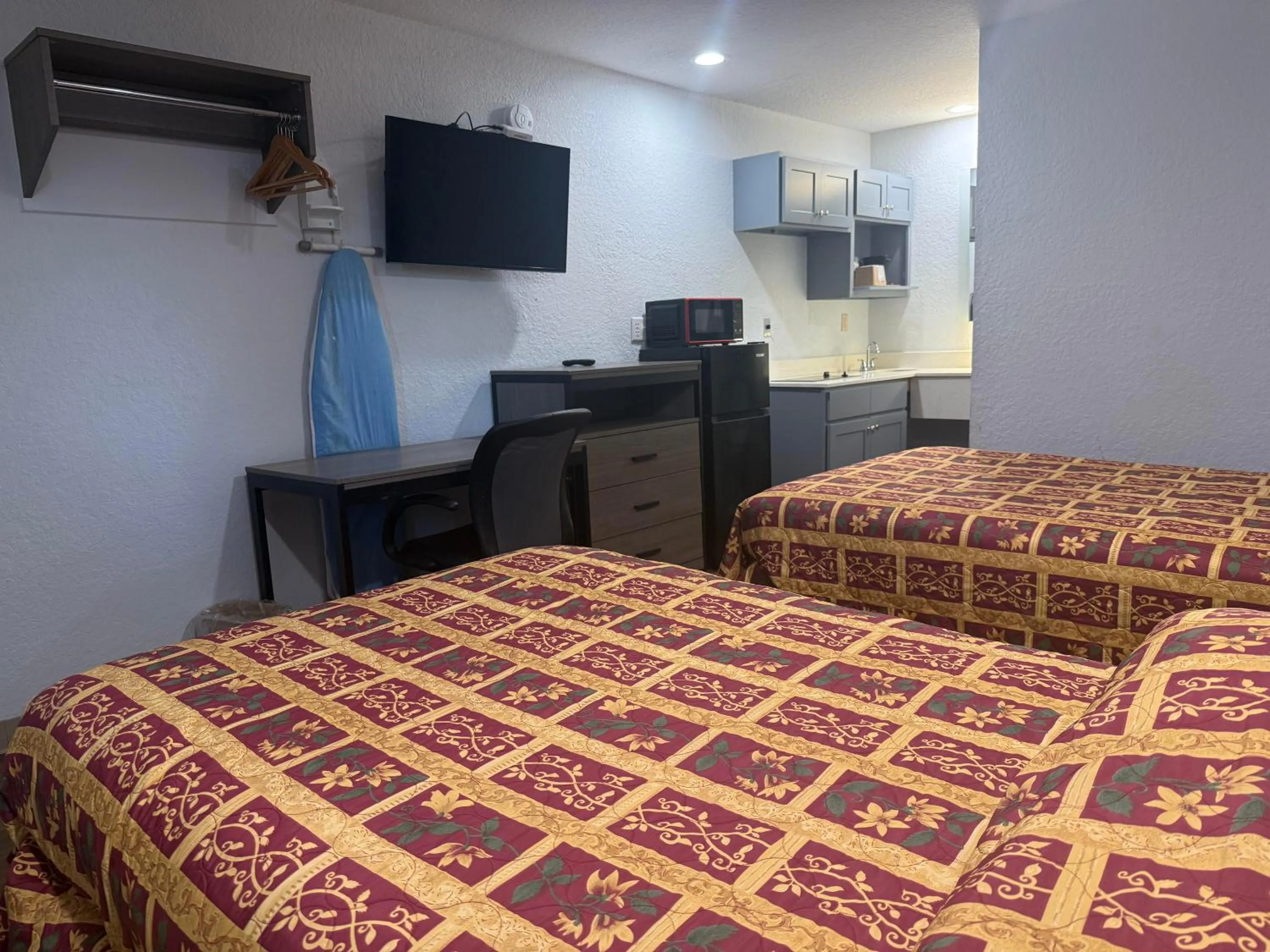 1 Full Bed and 1 Twin Bed Smoking in Economy Lodge by Hotel O Texas City