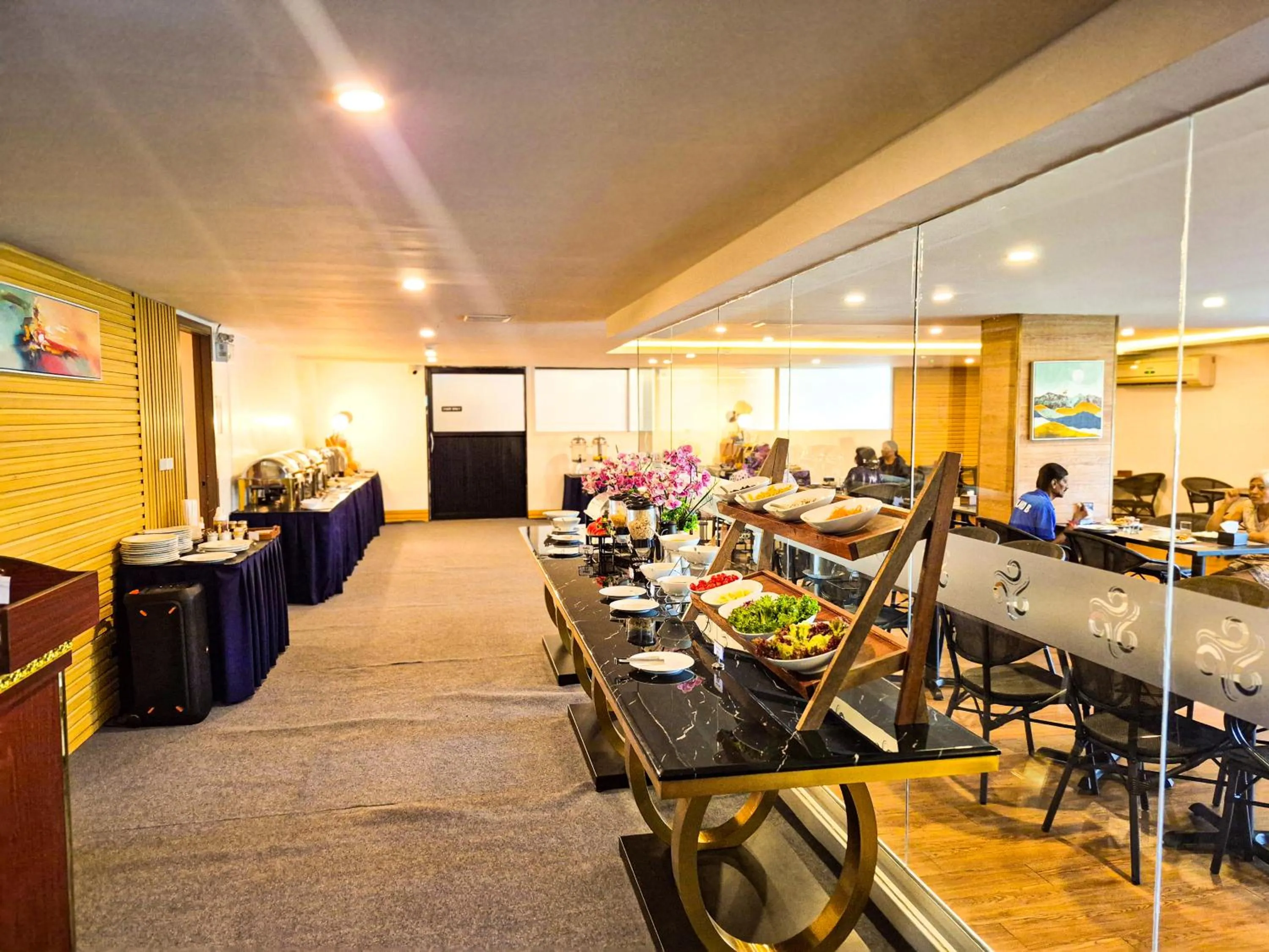 Restaurant/places to eat in HT9 Hotel