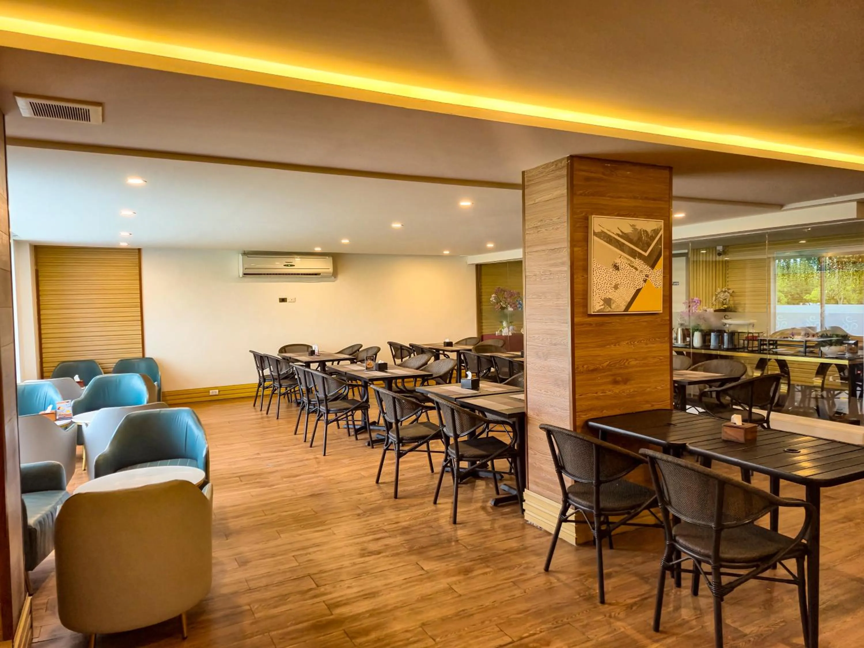 Restaurant/places to eat in HT9 Hotel