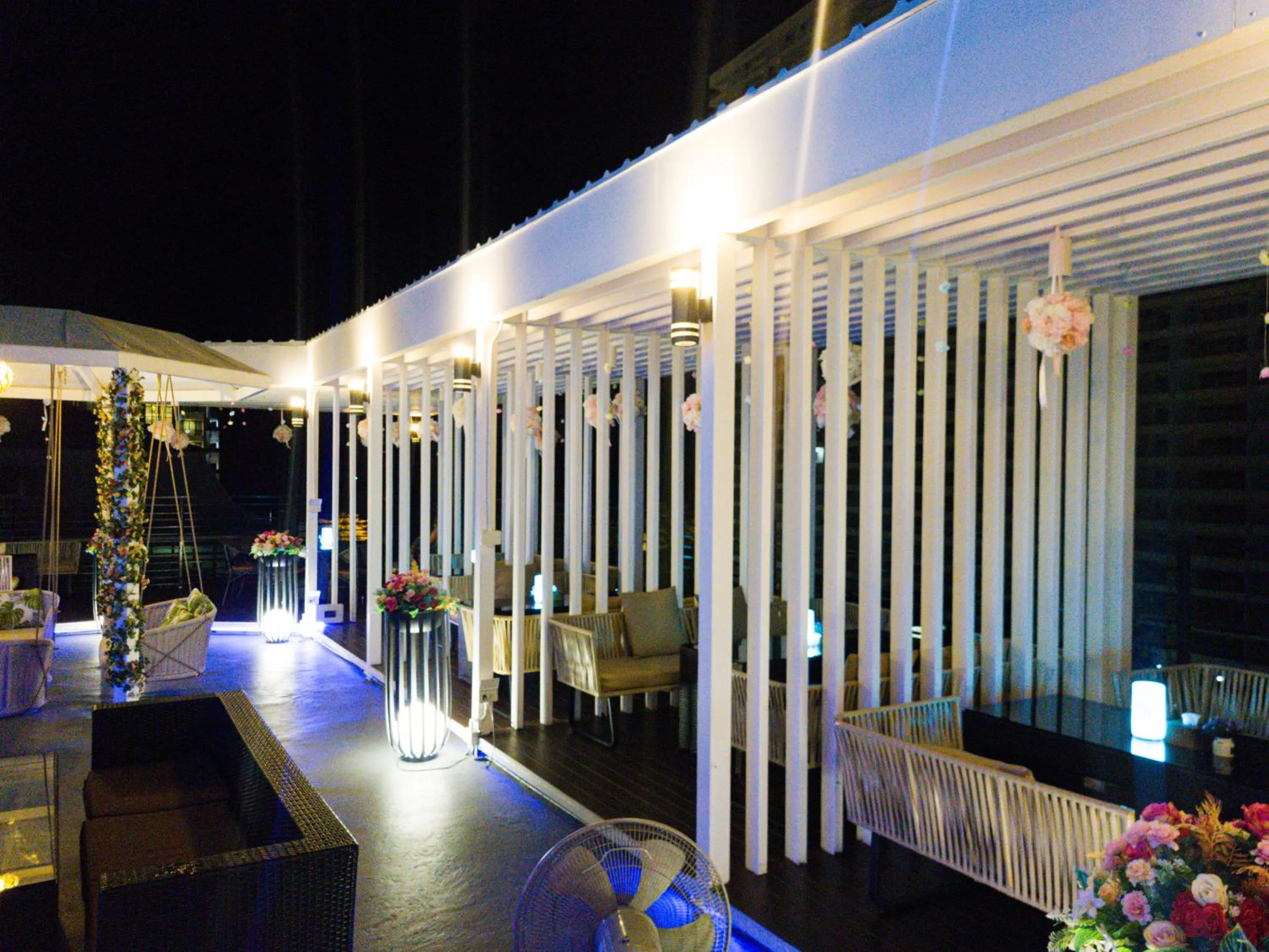 Restaurant/places to eat in HT9 Hotel