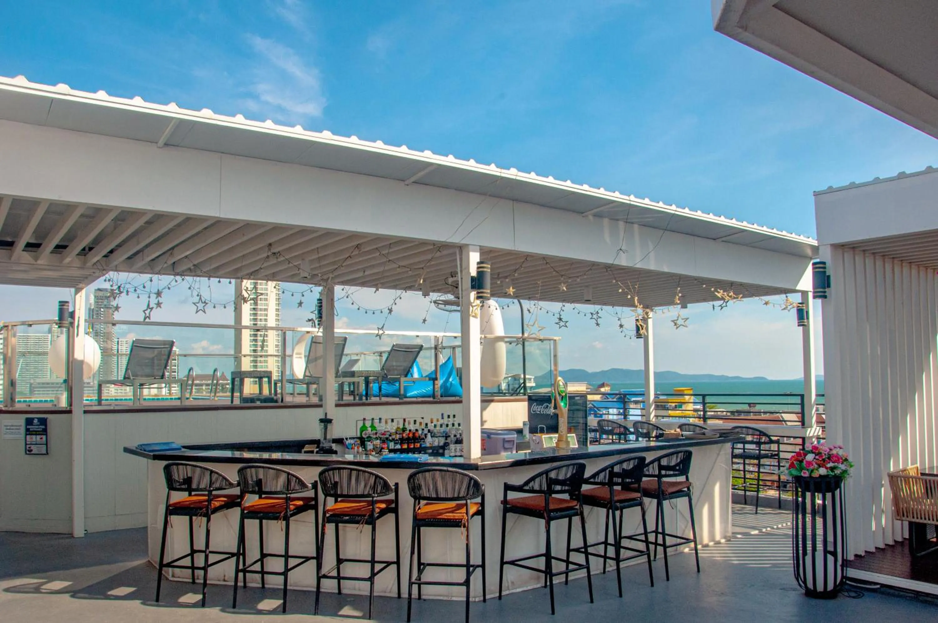 Restaurant/places to eat in HT9 Hotel