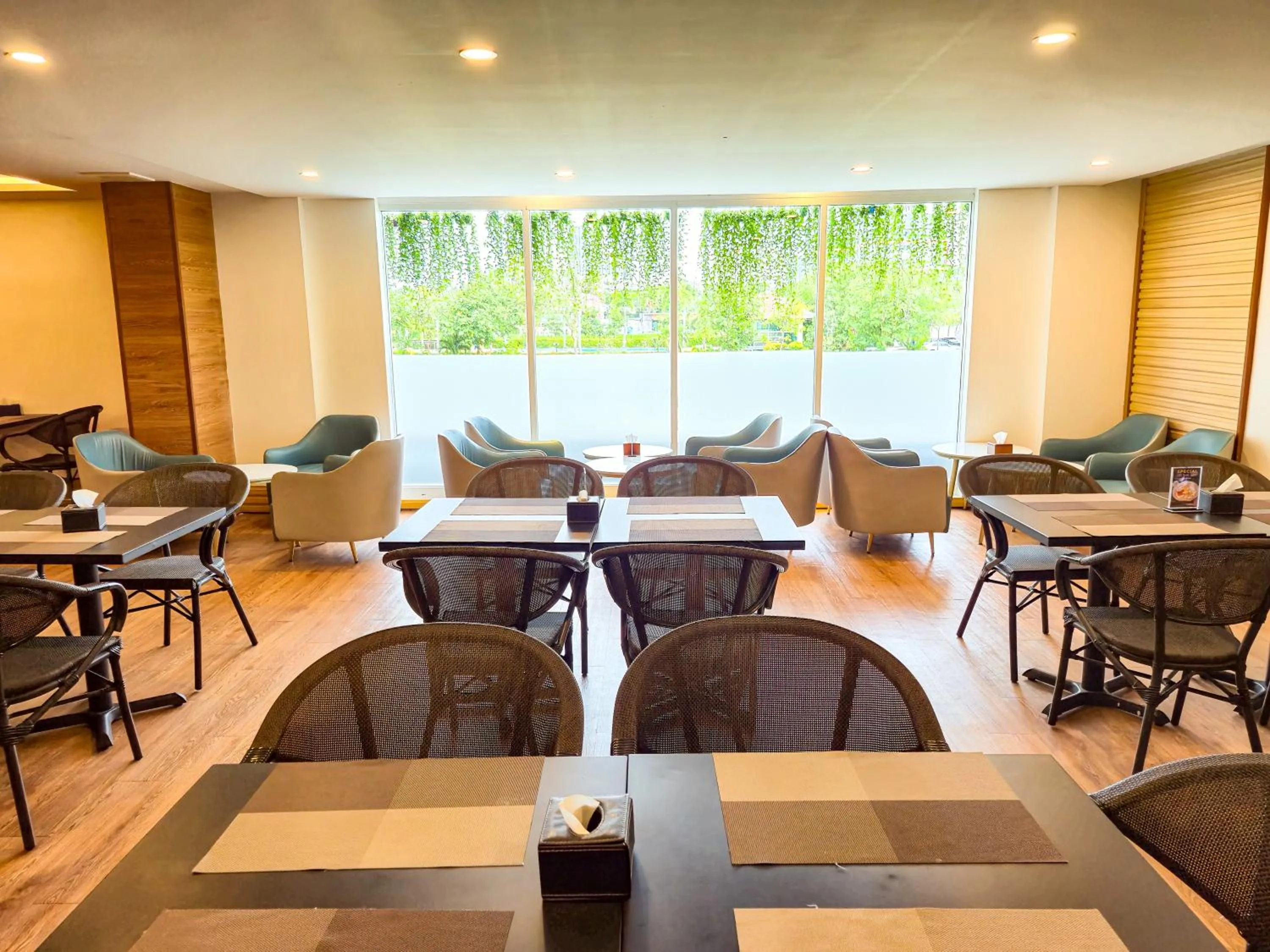 Restaurant/places to eat in HT9 Hotel