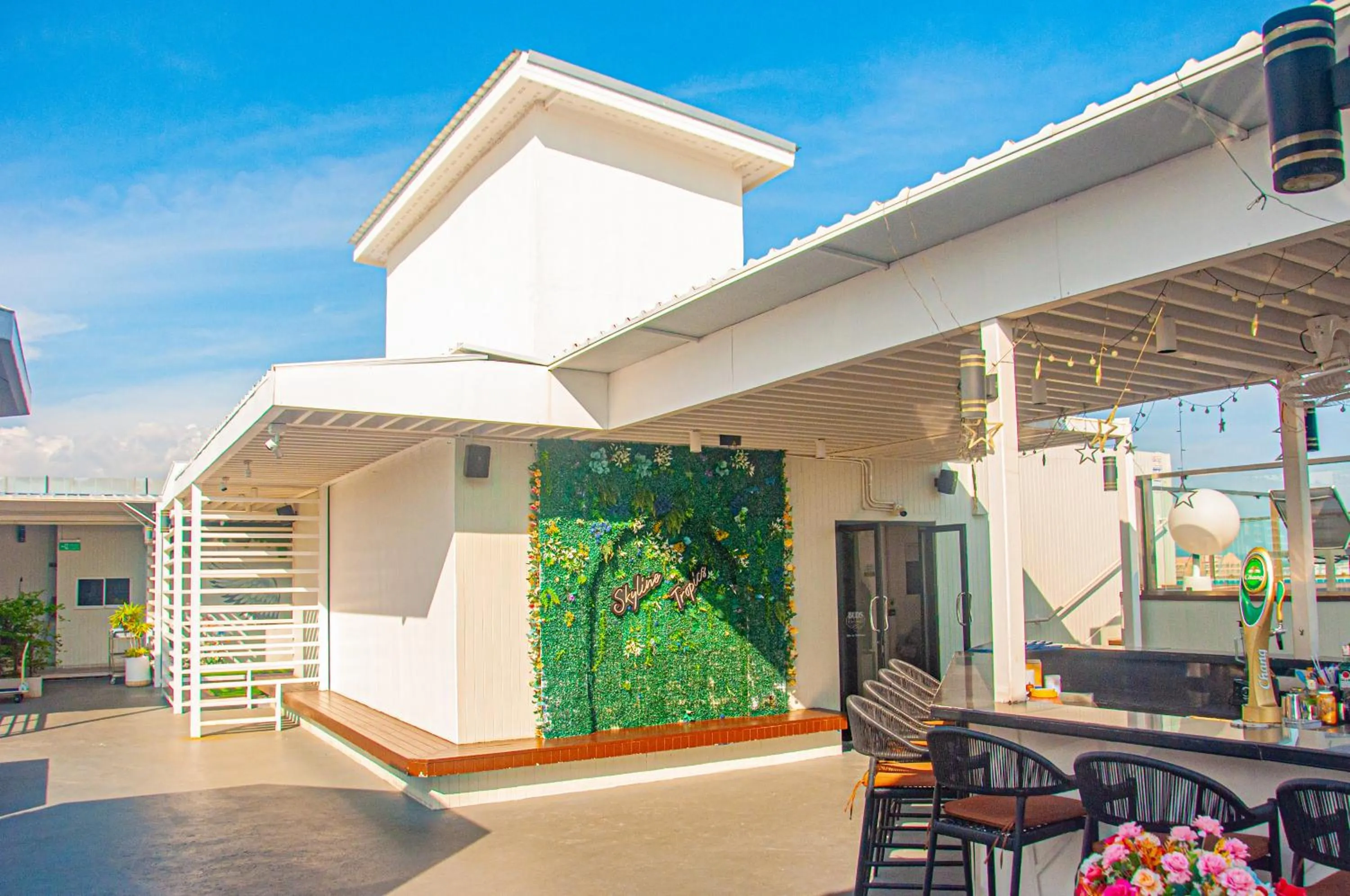 Restaurant/places to eat in HT9 Hotel