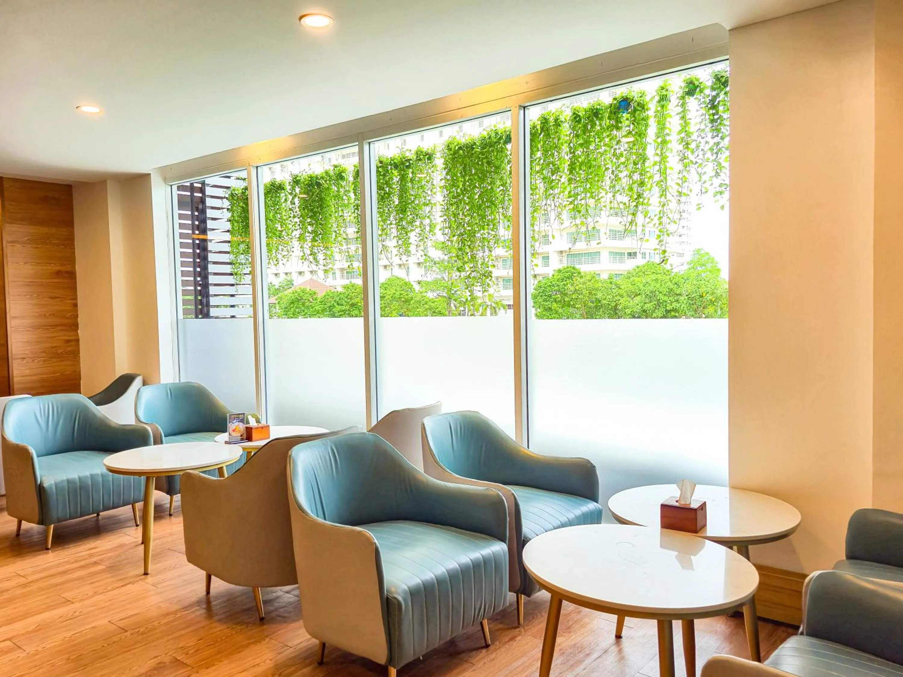 Restaurant/places to eat in HT9 Hotel