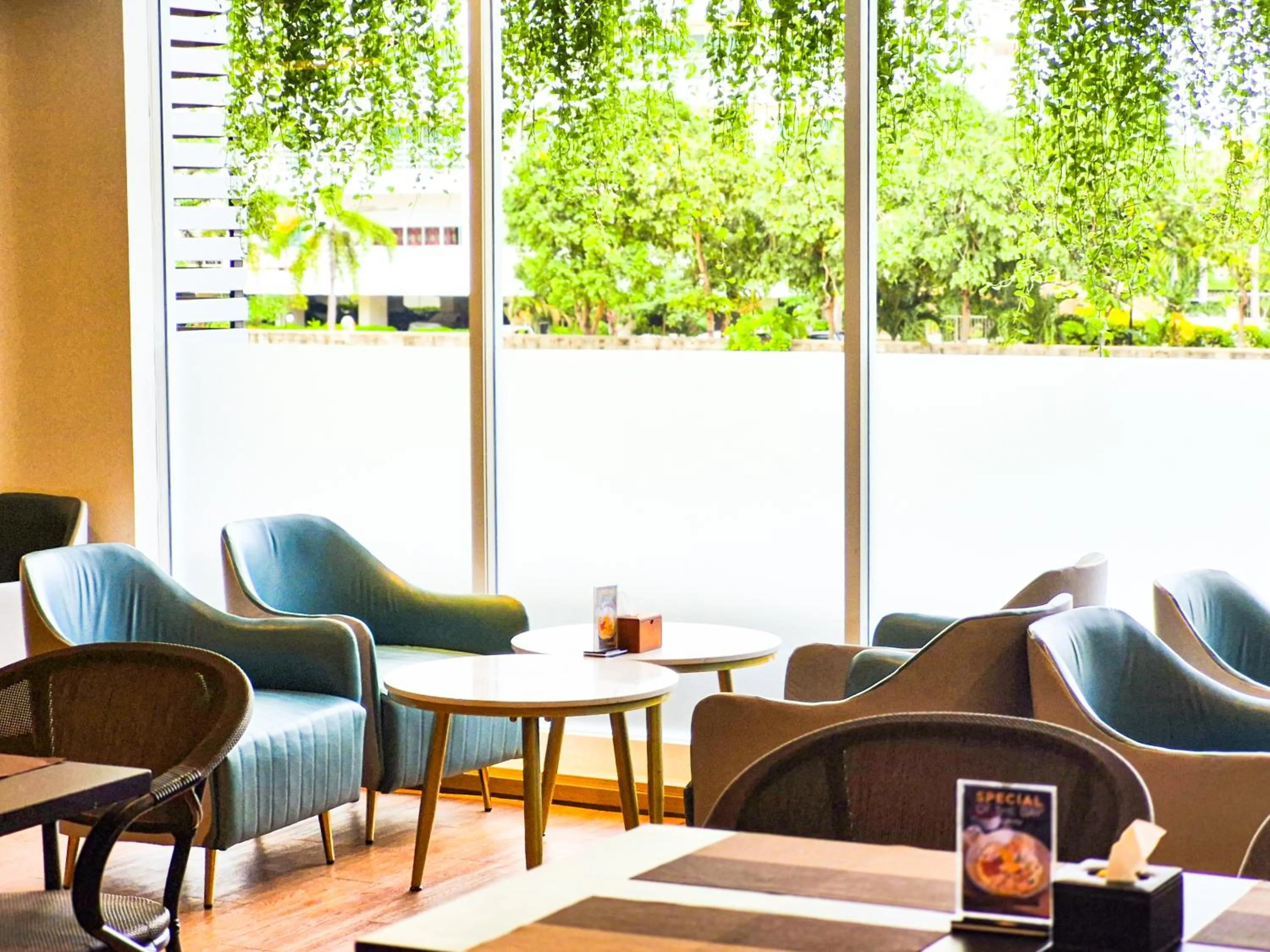 Restaurant/places to eat in HT9 Hotel