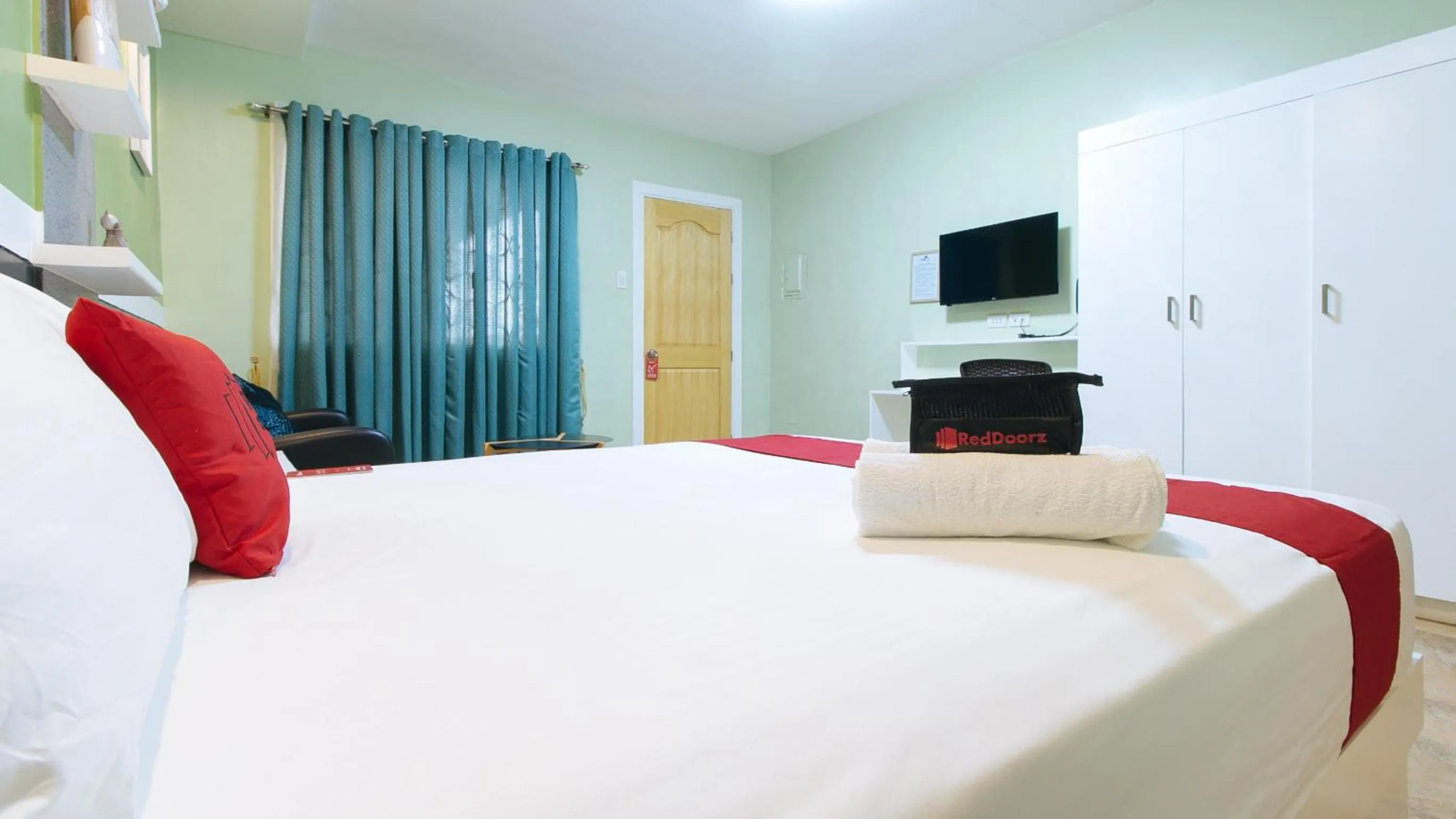TV and multimedia, Bed in RedDoorz Plus near Lapasan Plaza Cagayan de Oro