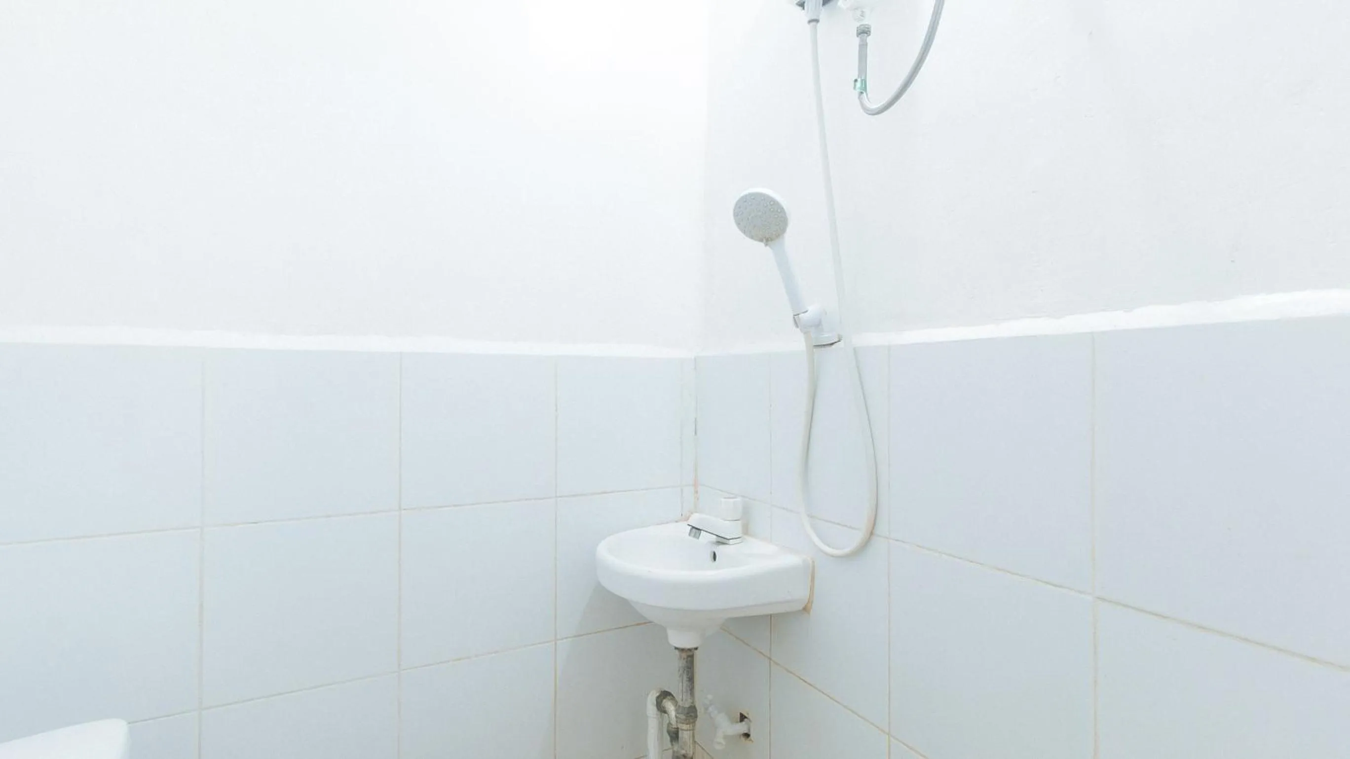 Shower in RedDoorz near OWWA Pasay