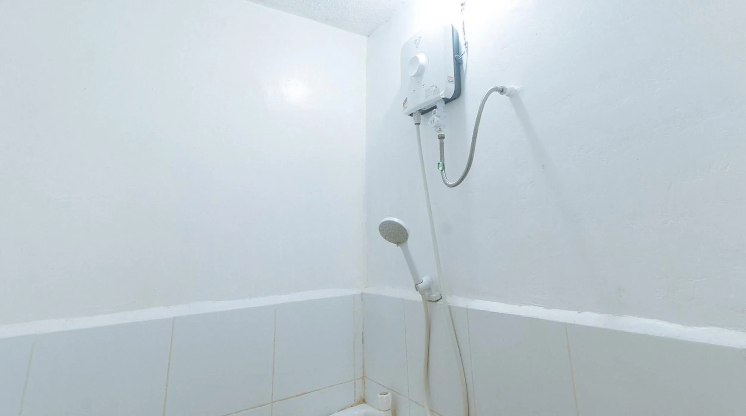 Shower in RedDoorz near OWWA Pasay