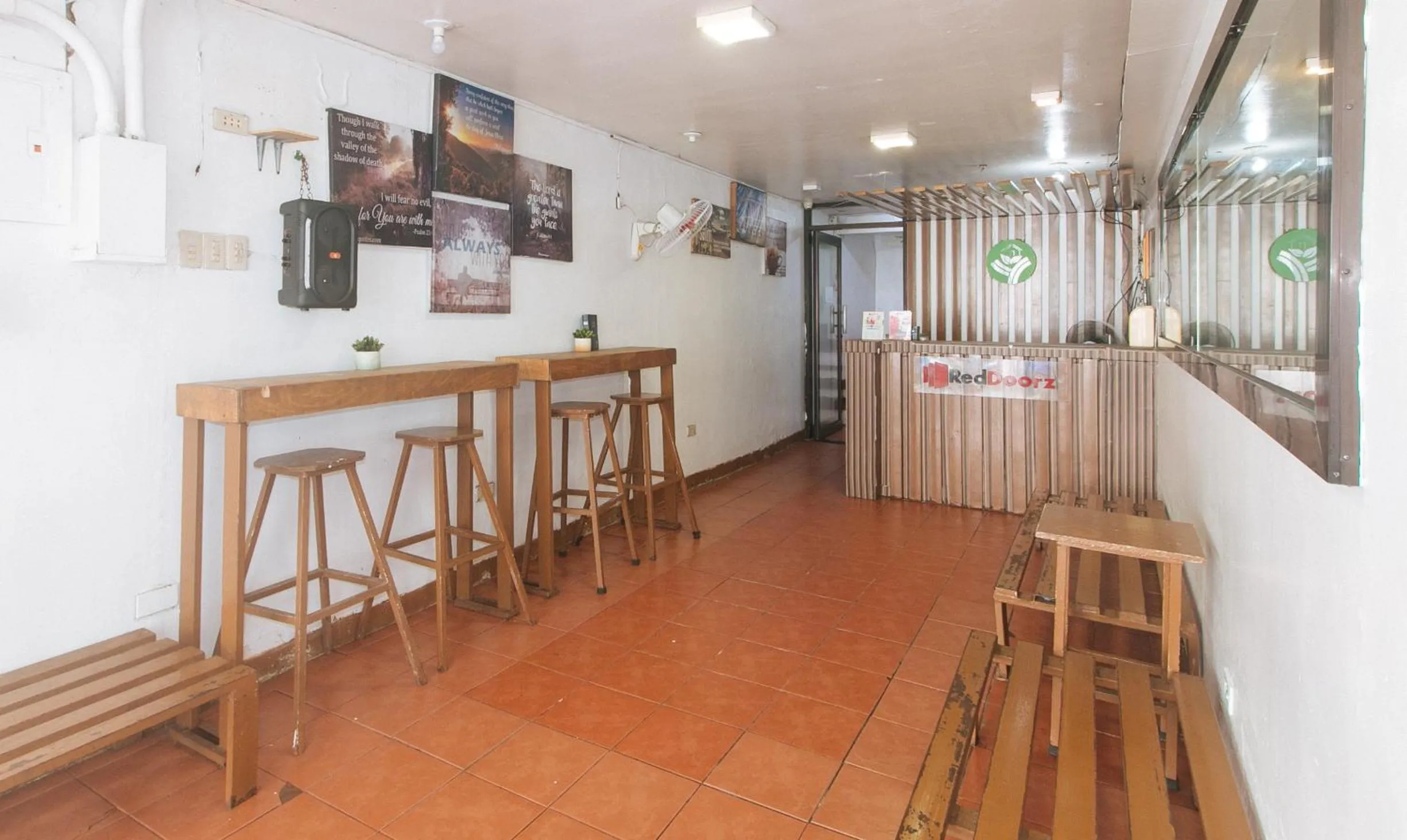 Lobby or reception in RedDoorz near OWWA Pasay
