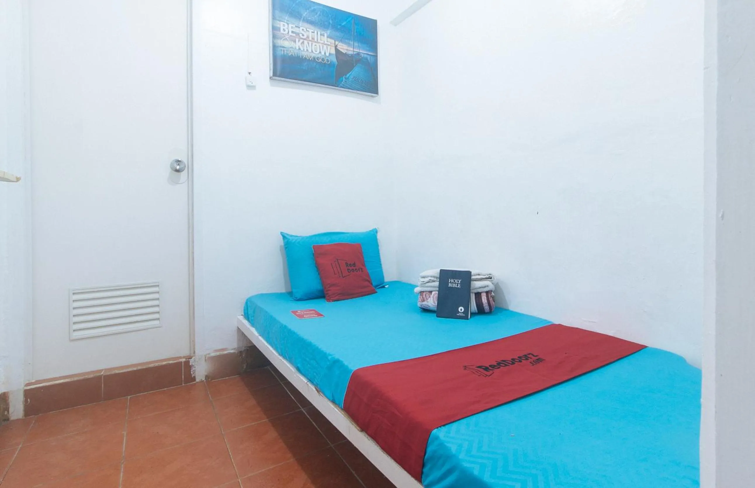 Bed in RedDoorz near OWWA Pasay