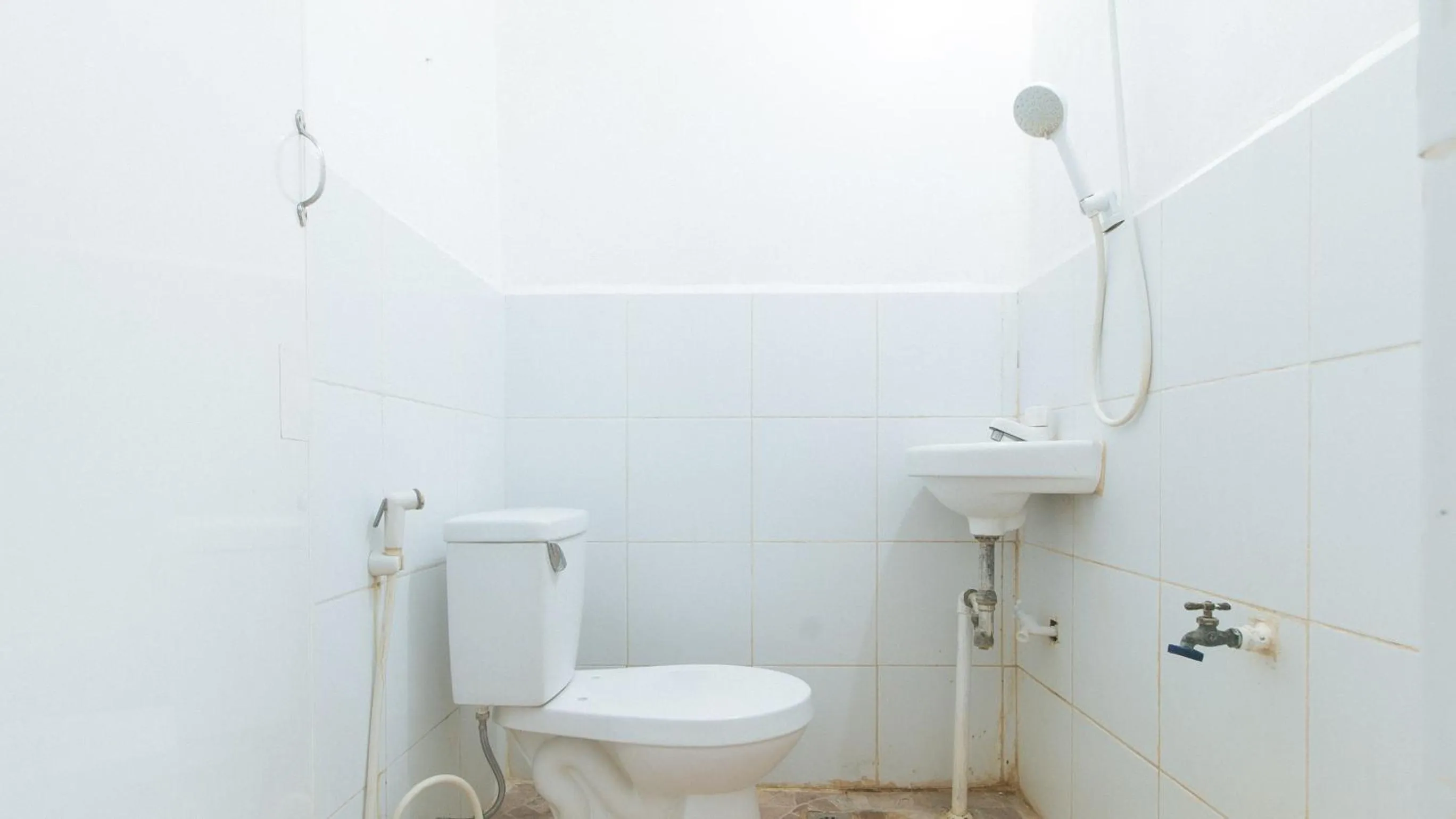 Shower in RedDoorz near OWWA Pasay