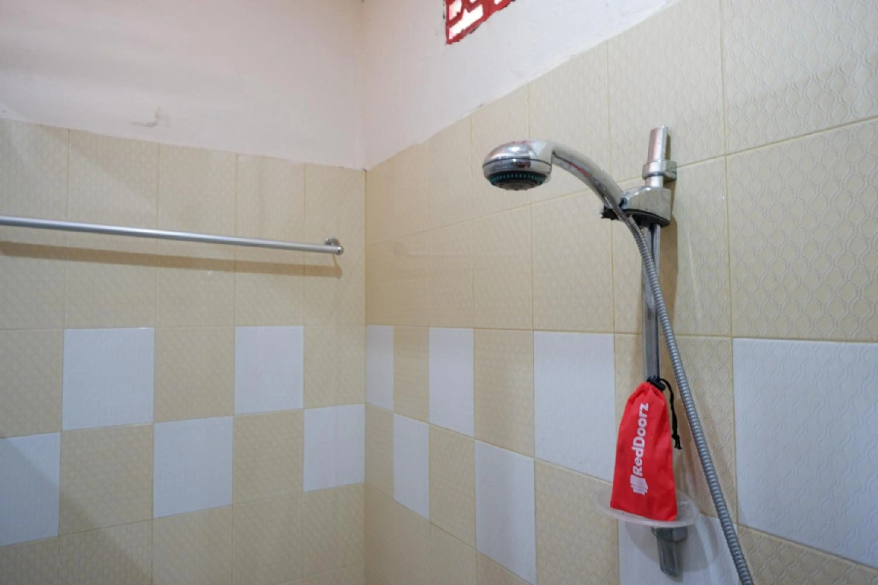 Bathroom in RedDoorz near Kendari Beach 2