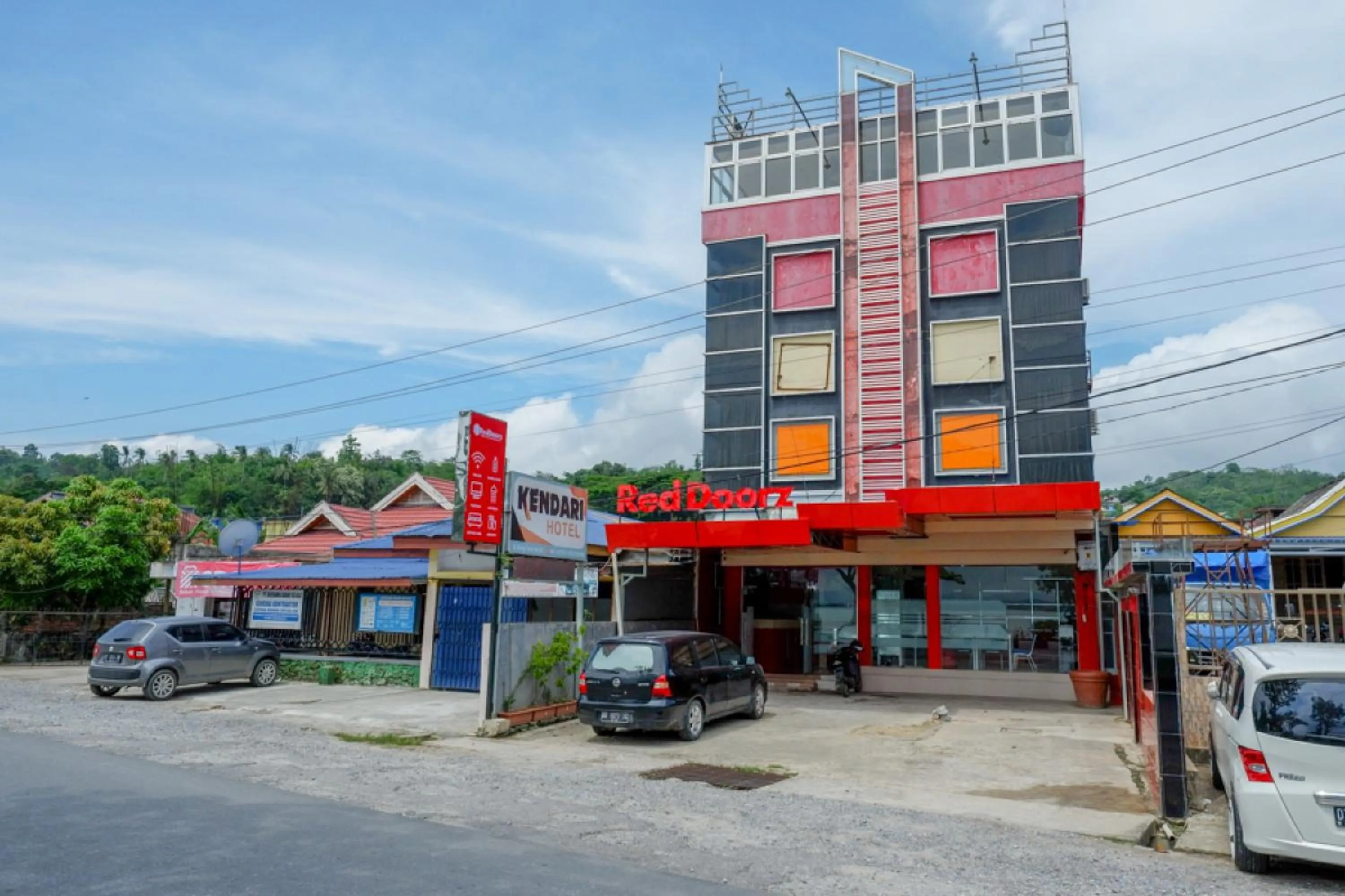 Facade/entrance in RedDoorz near Kendari Beach 2