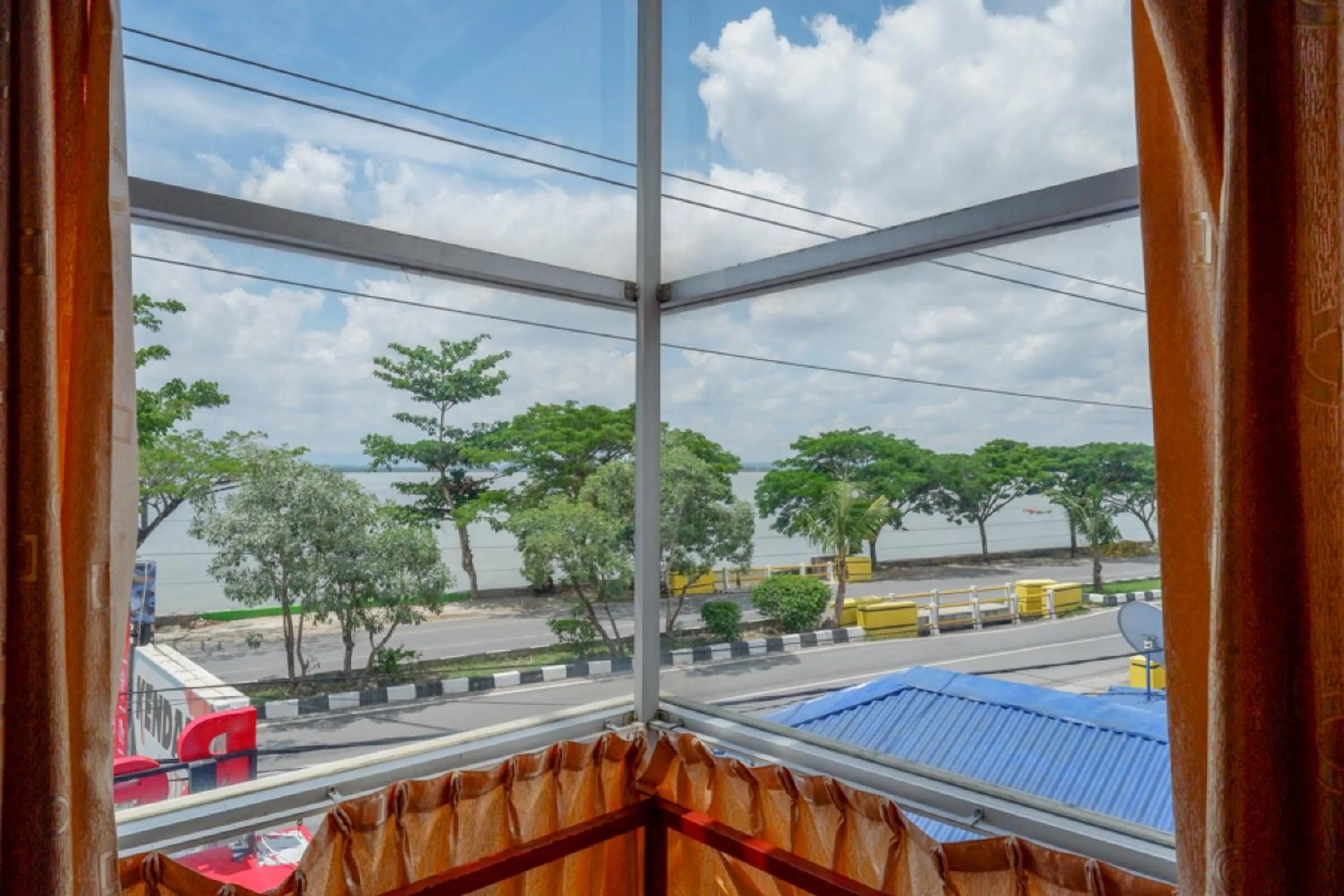 City view in RedDoorz near Kendari Beach 2