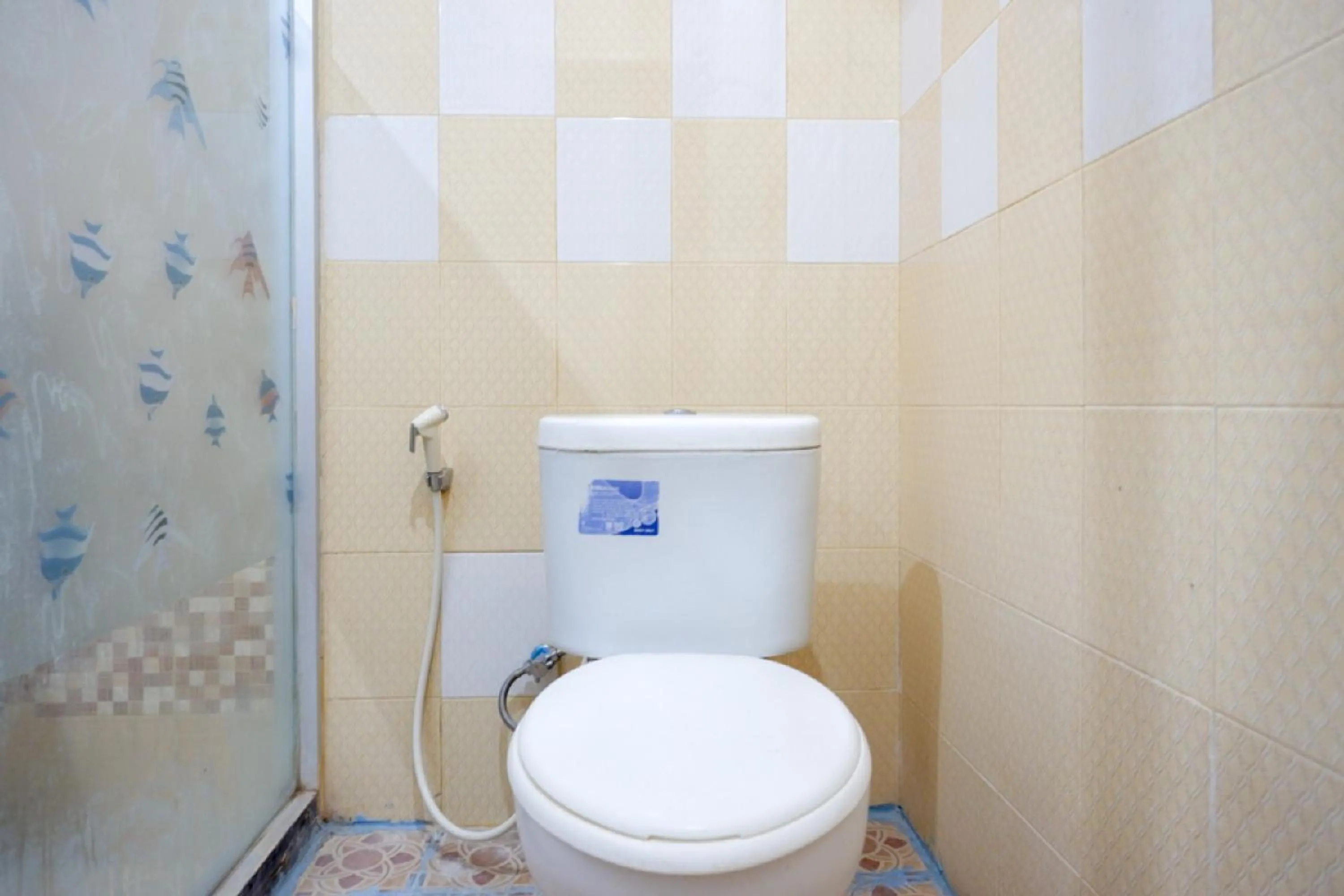 Bathroom in RedDoorz near Kendari Beach 2
