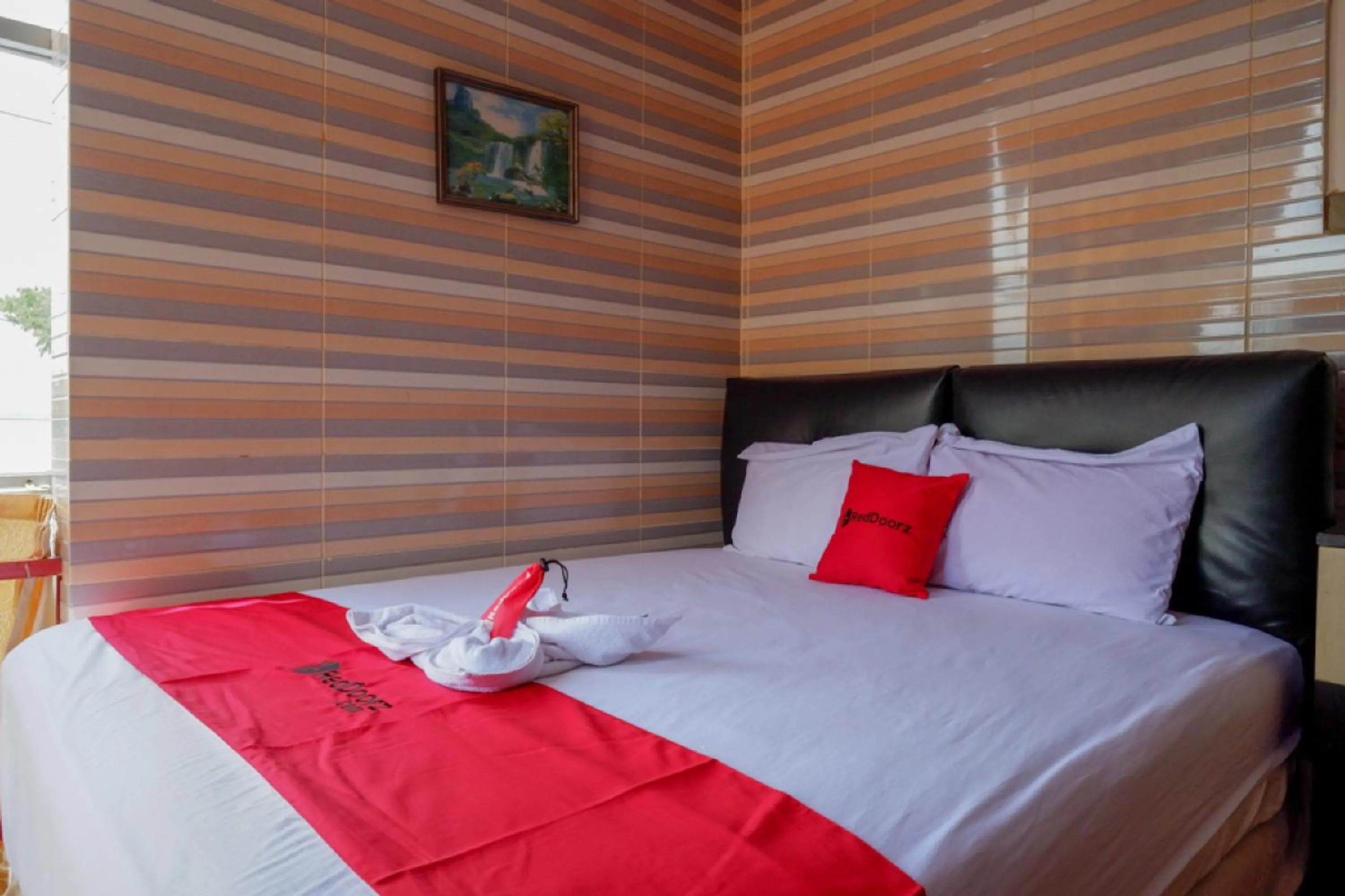 Bed in RedDoorz near Kendari Beach 2