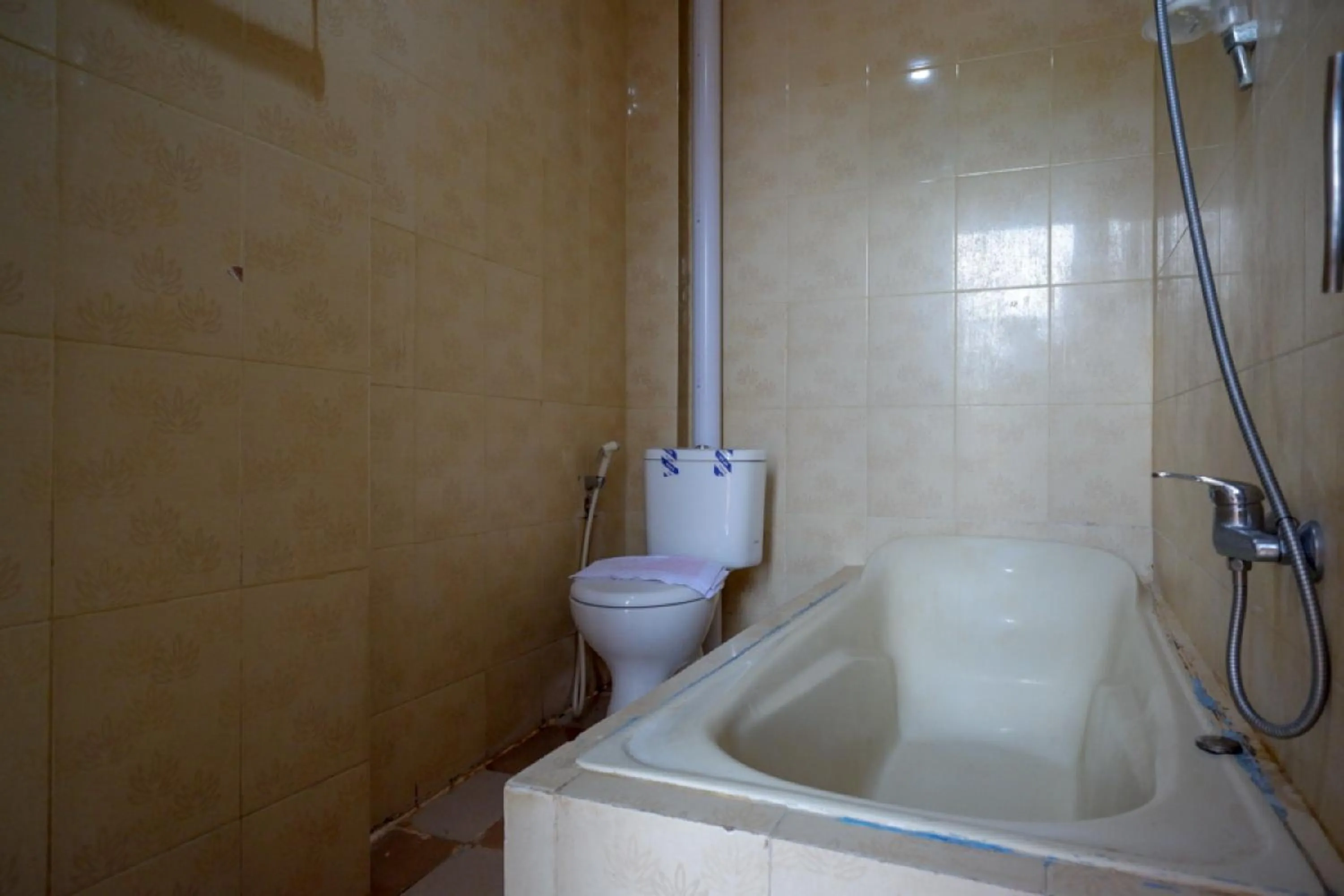 Bathroom in RedDoorz near Kendari Beach 2