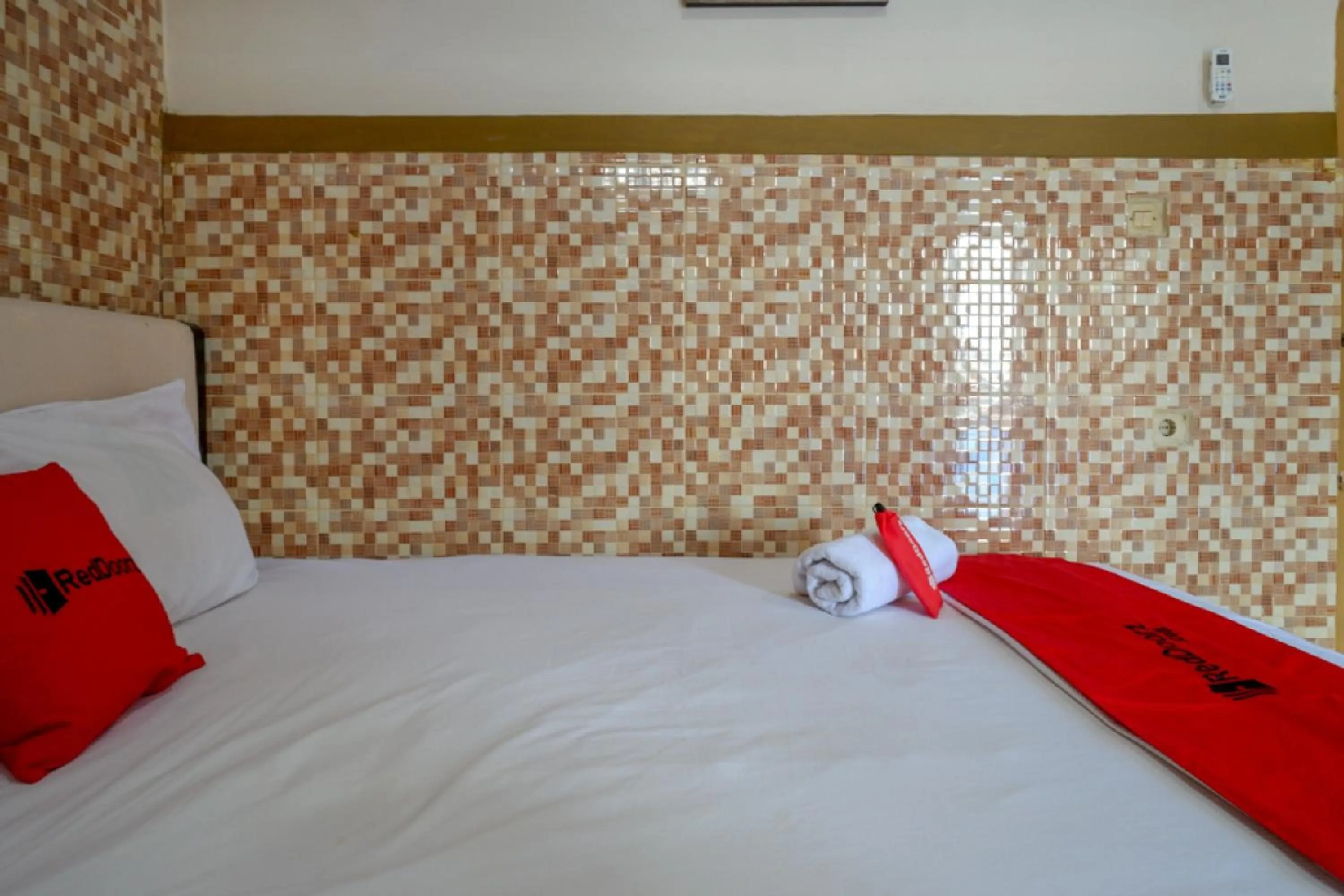 Bedroom, Bed in RedDoorz near Kendari Beach 2