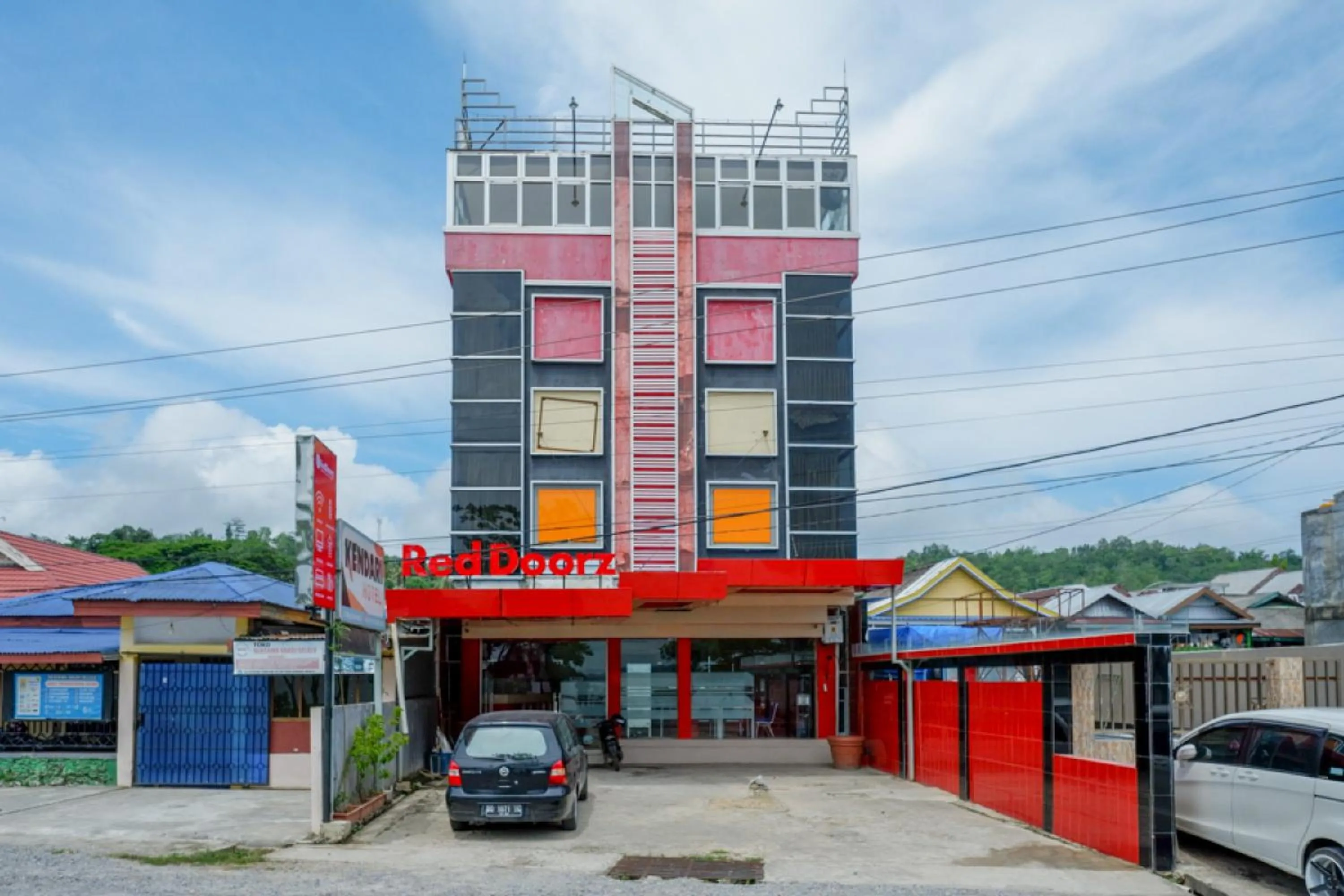 Facade/entrance in RedDoorz near Kendari Beach 2