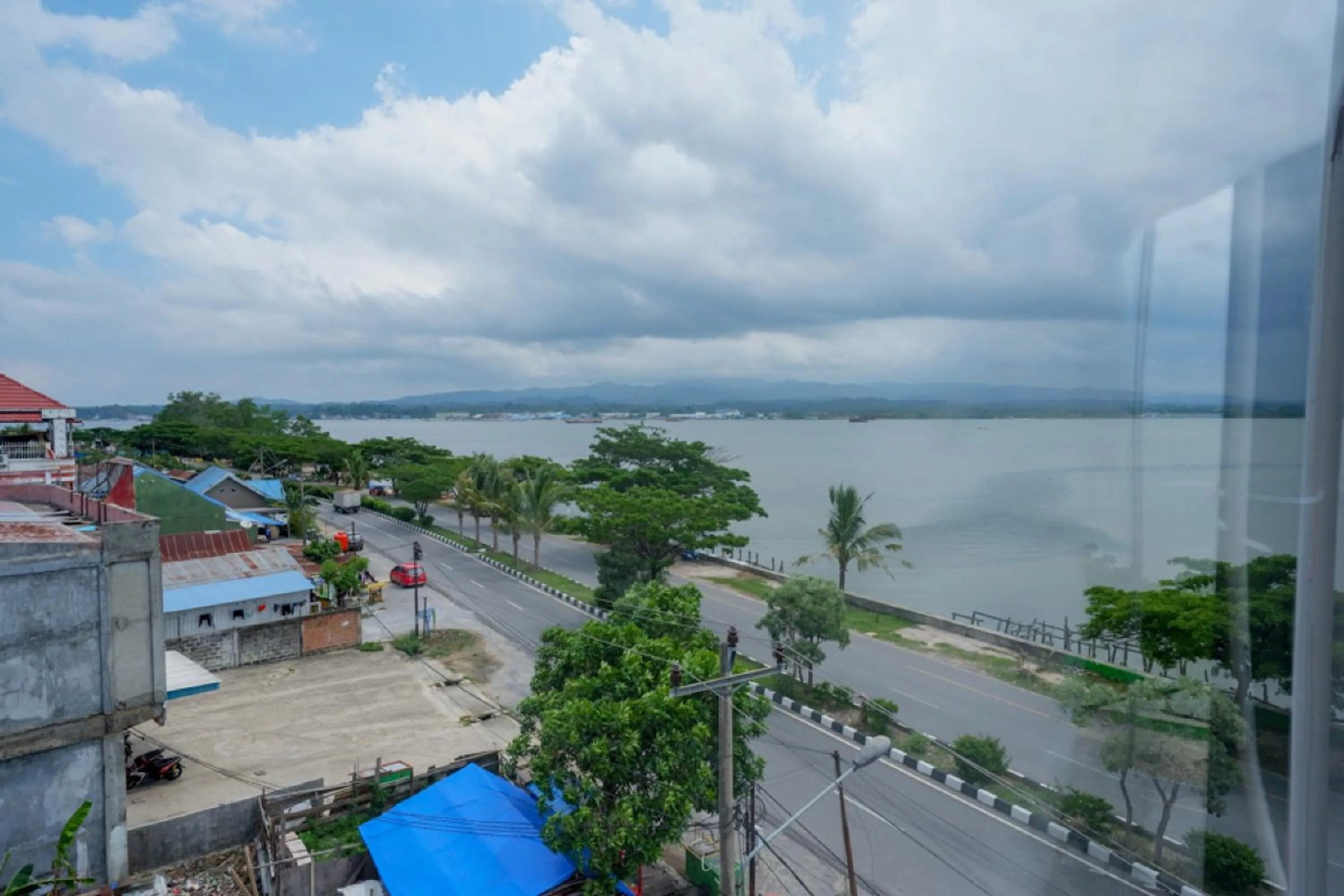 Sea view in RedDoorz near Kendari Beach 2