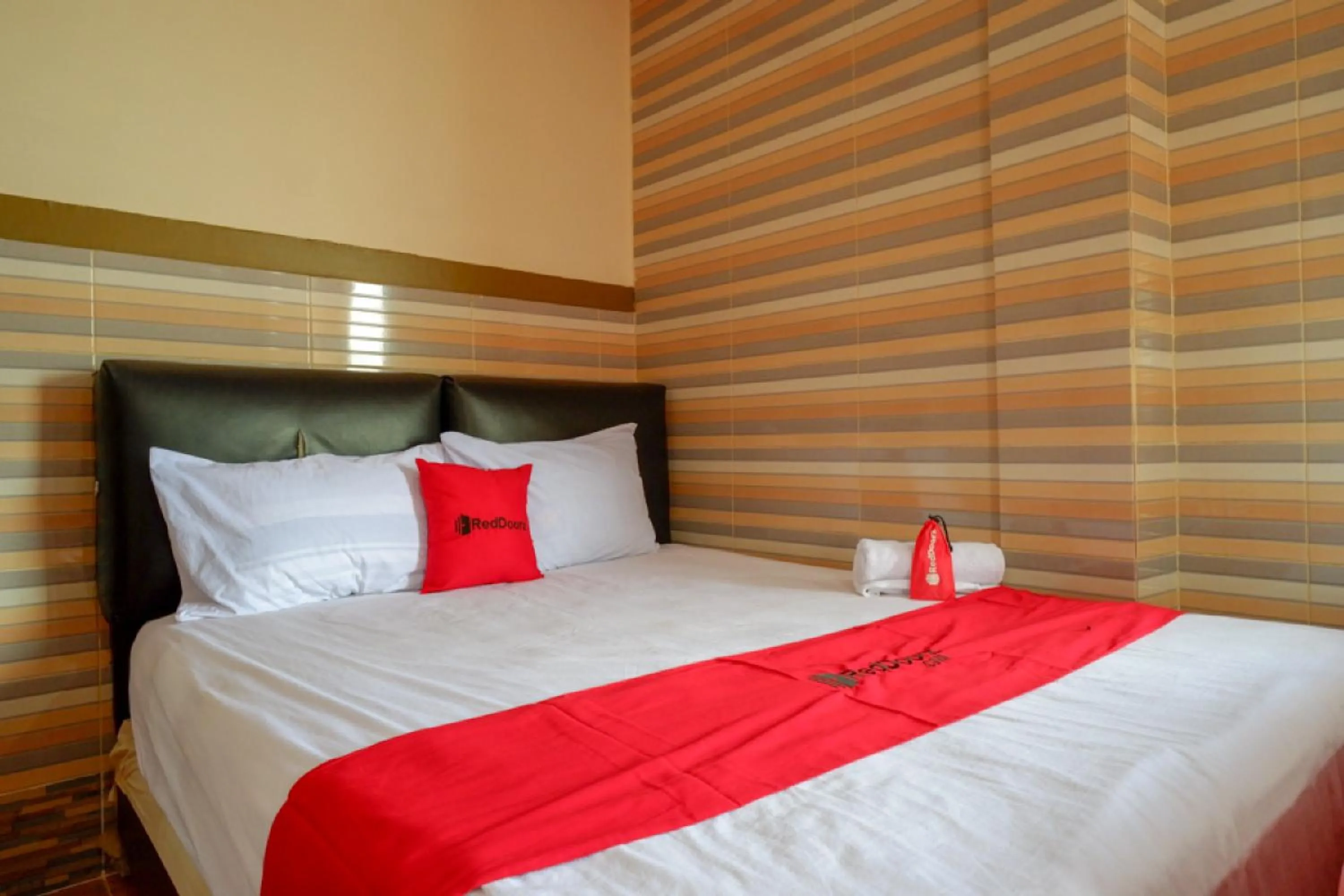 Bedroom, Bed in RedDoorz near Kendari Beach 2