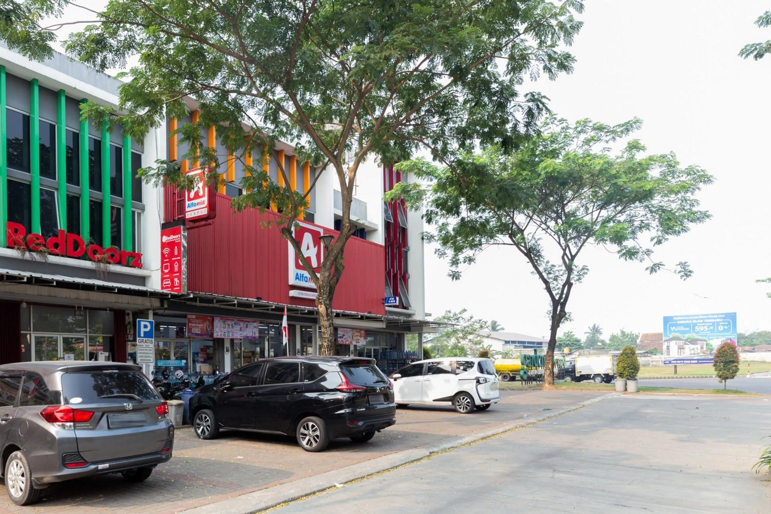 Property building in RedDoorz @ Garden Boulevard Citra Raya Tangerang