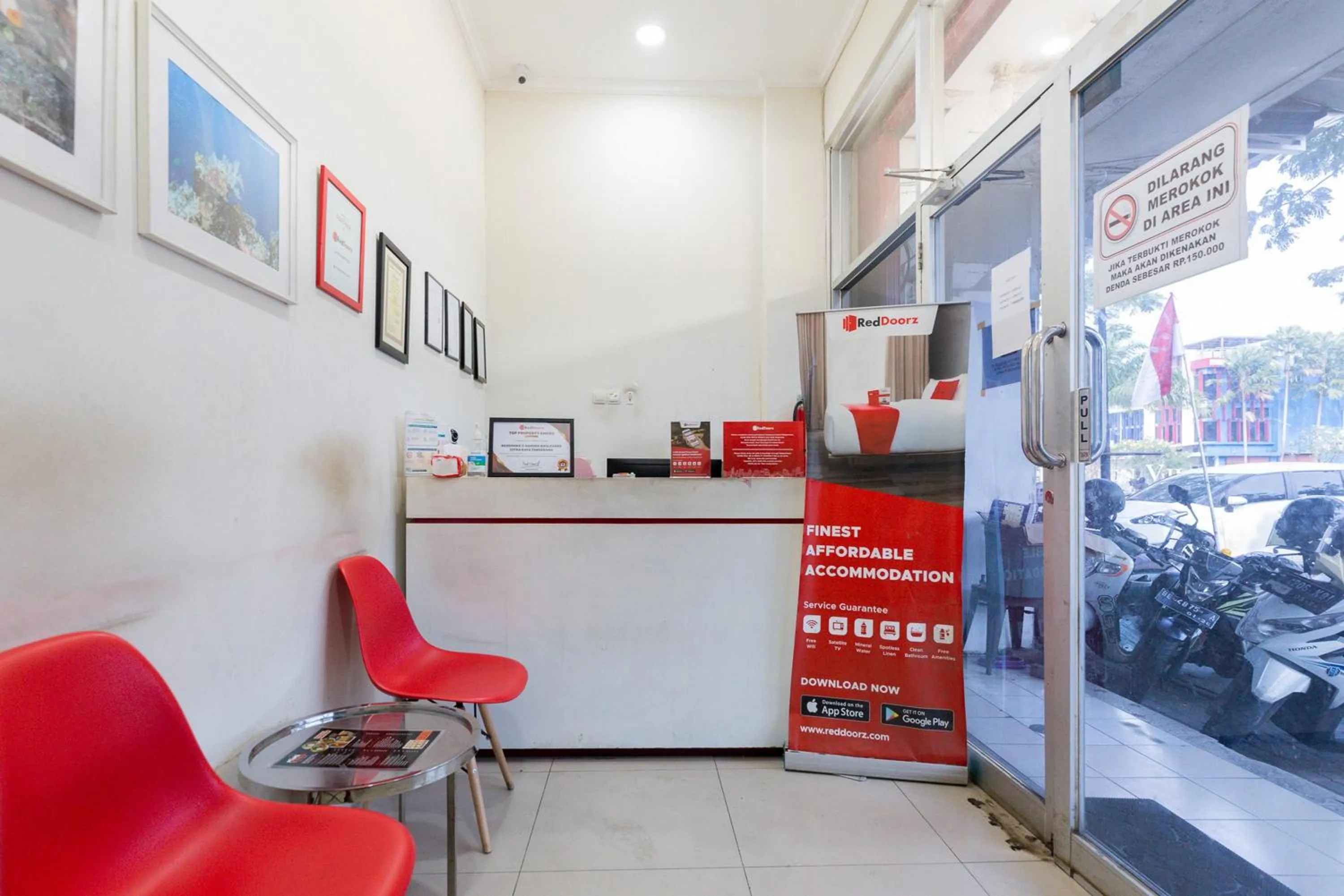 Lobby or reception in RedDoorz @ Garden Boulevard Citra Raya Tangerang