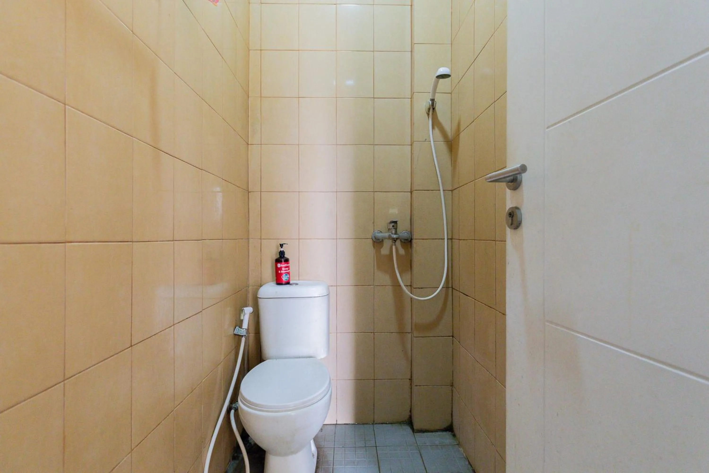 Bathroom in RedDoorz @ Garden Boulevard Citra Raya Tangerang