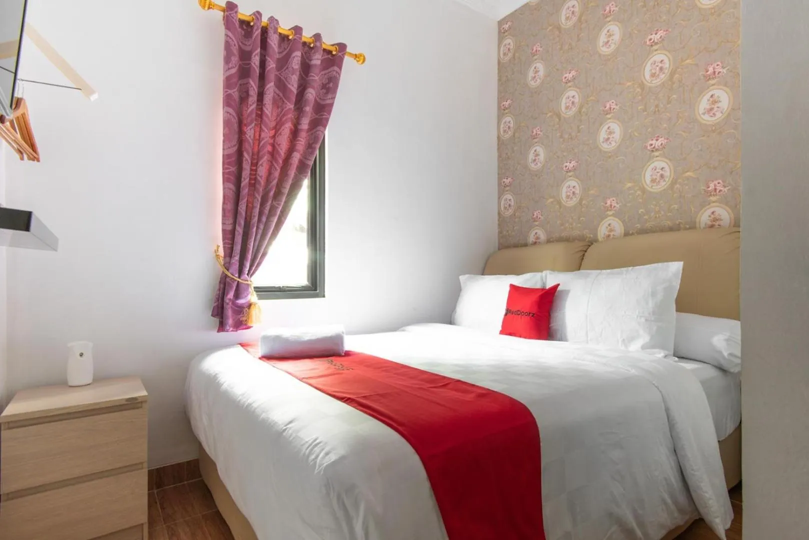 Bedroom, Bed in RedDoorz Plus near Trans Studio Cibubur 2