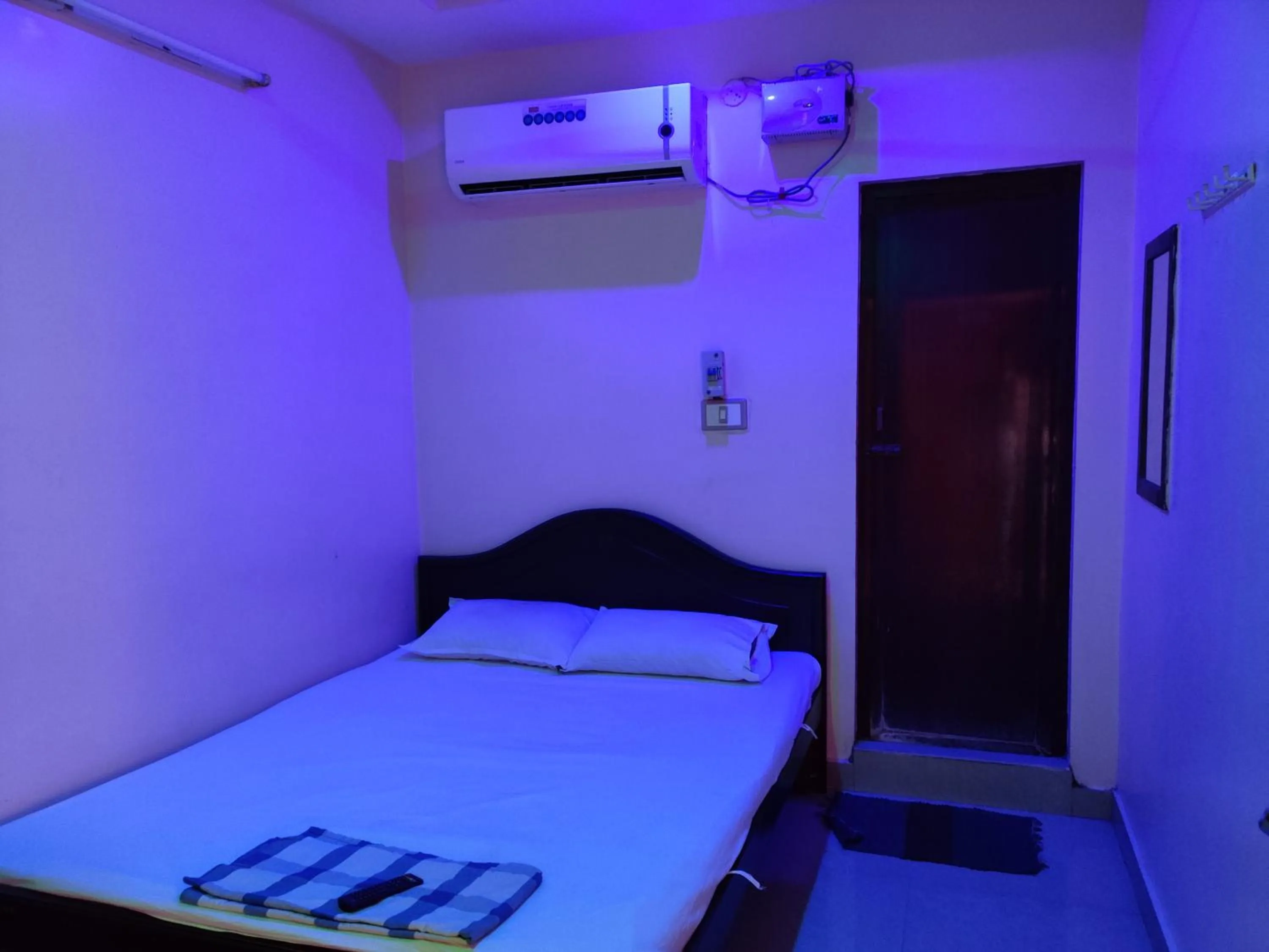 Photo of the whole room, Bed in Sakthimurugan residency