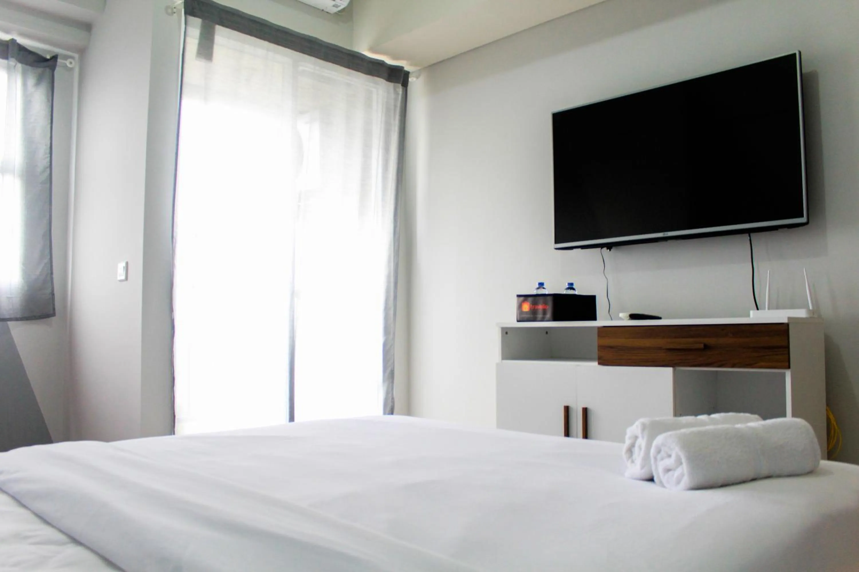 Bed in Minimalist and Posh Studio Parkland Avenue Apartment By Travelio