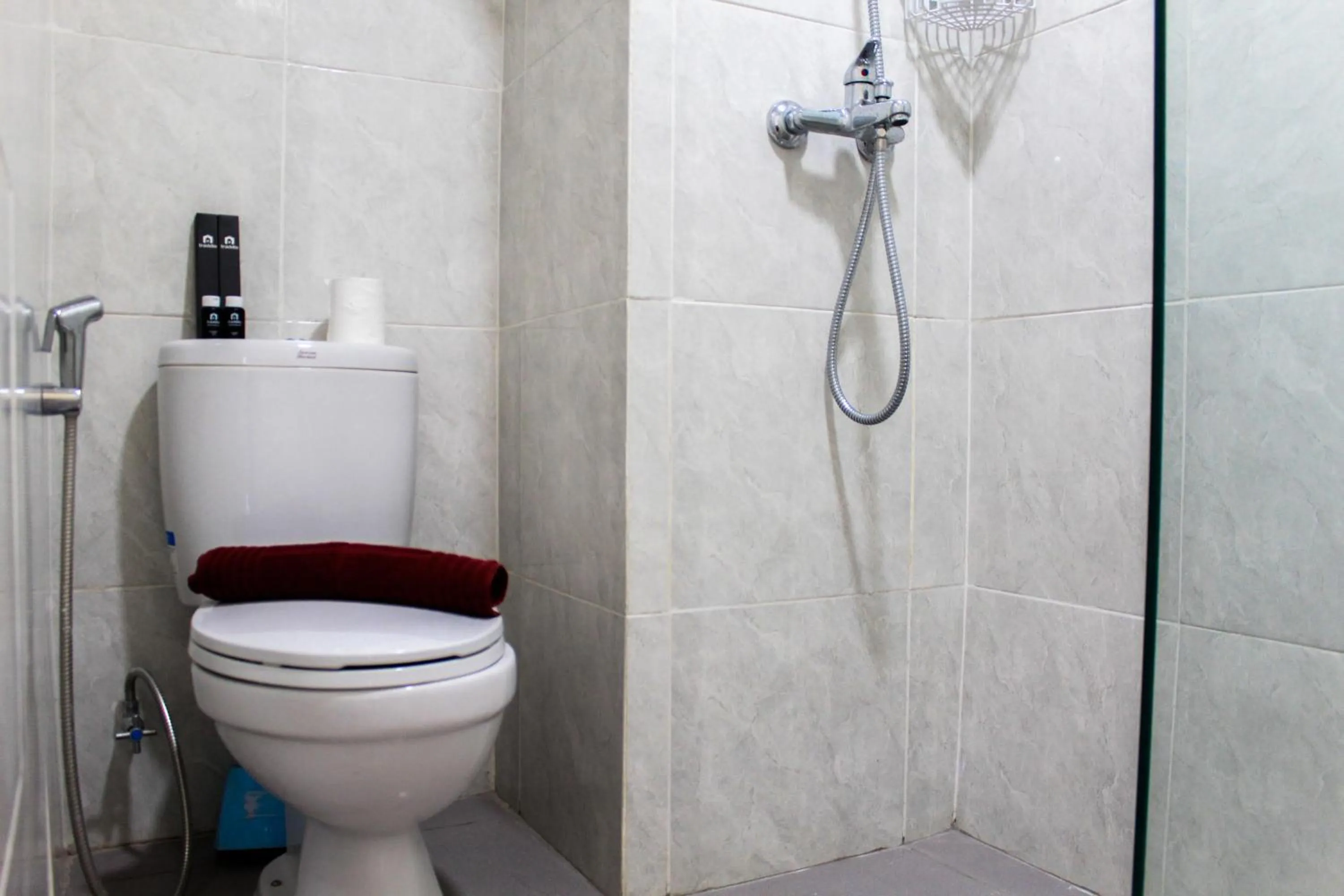 Bathroom in Minimalist and Posh Studio Parkland Avenue Apartment By Travelio