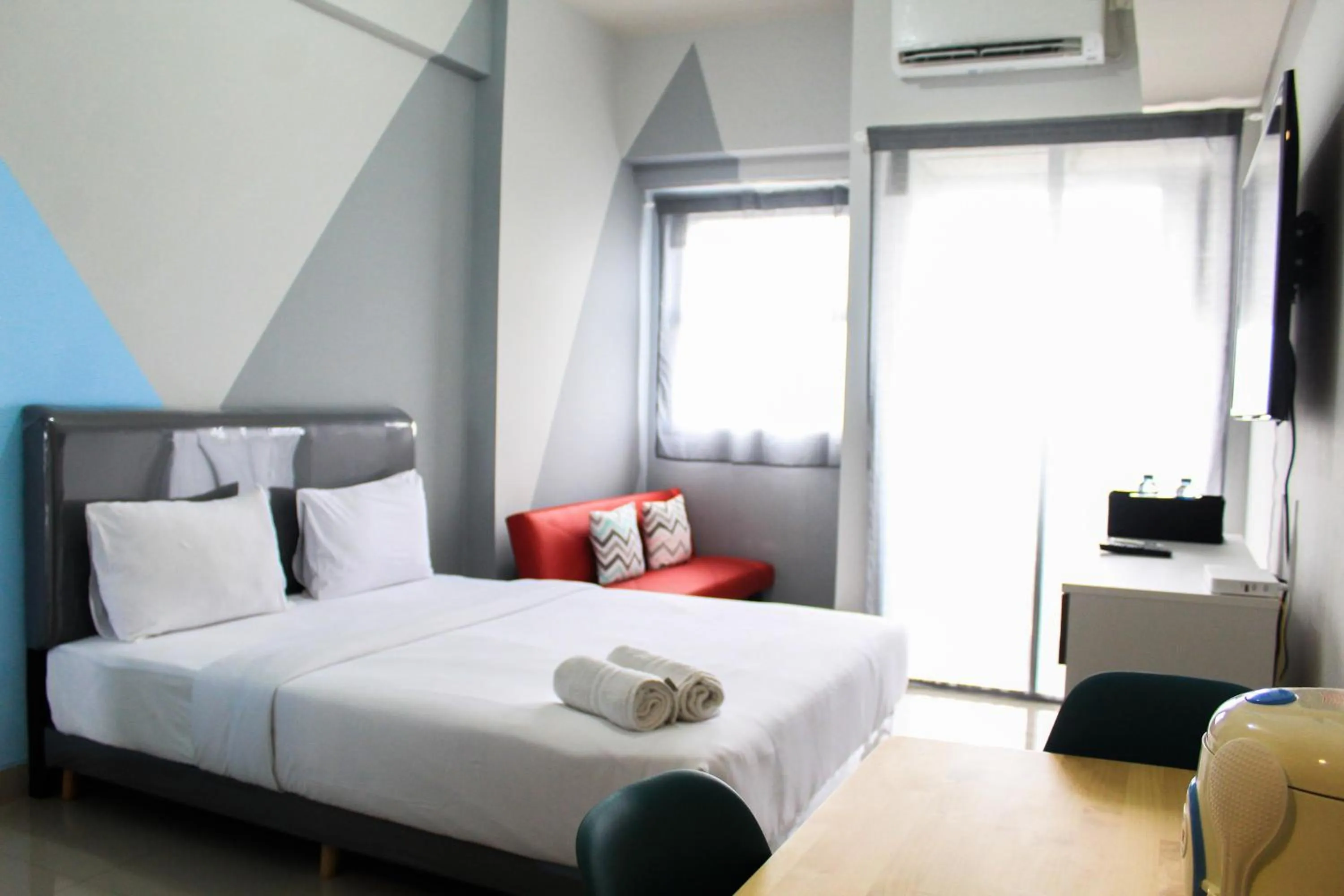 Bed in Minimalist and Posh Studio Parkland Avenue Apartment By Travelio